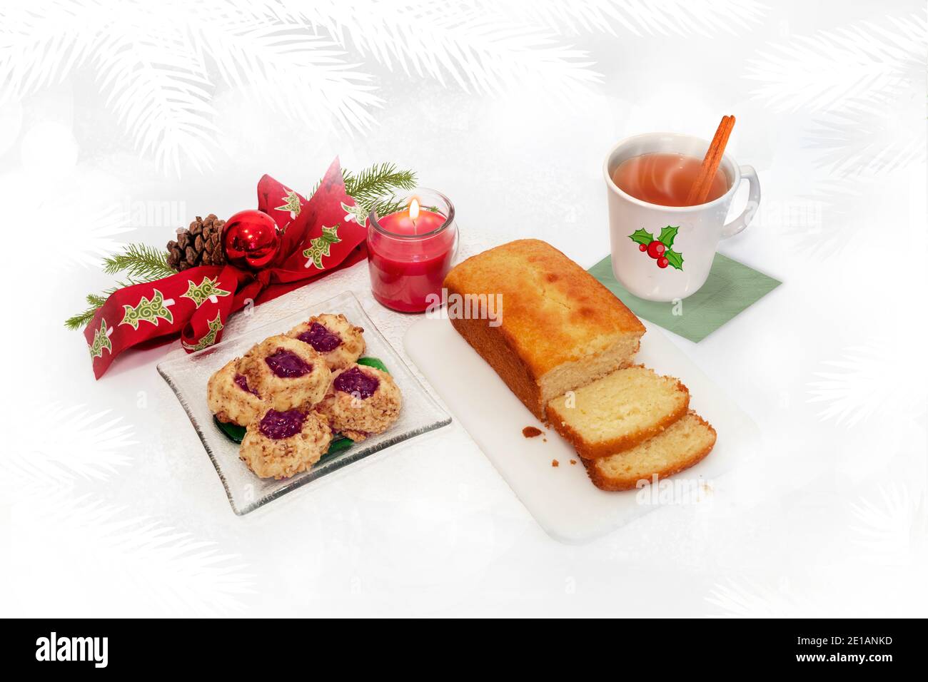 Torta fatta in casa e biscotti appena sfornati con arco rosso, candela e sidro caldo su sfondo bianco. Tema di Natale. Foto Stock