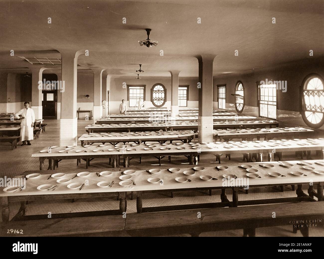 Ellis Island - nel 19 ° secolo, Ellis Island era il sito di Fort Gibson e più tardi divenne una rivista navale. La prima stazione di ispezione è stata aperta nel 1892 e distrutta da un incendio nel 1897. La seconda stazione è stata inaugurata nel 1900 e ospitava strutture per le quarantene mediche e per i lavoratori immigrati. Dopo il 1924, Ellis Island fu utilizzata principalmente come centro di detenzione per i migranti. Sia durante la prima guerra mondiale che durante la seconda guerra mondiale le sue strutture furono utilizzate anche dall'esercito degli Stati Uniti per detenere prigionieri di guerra. Foto Stock