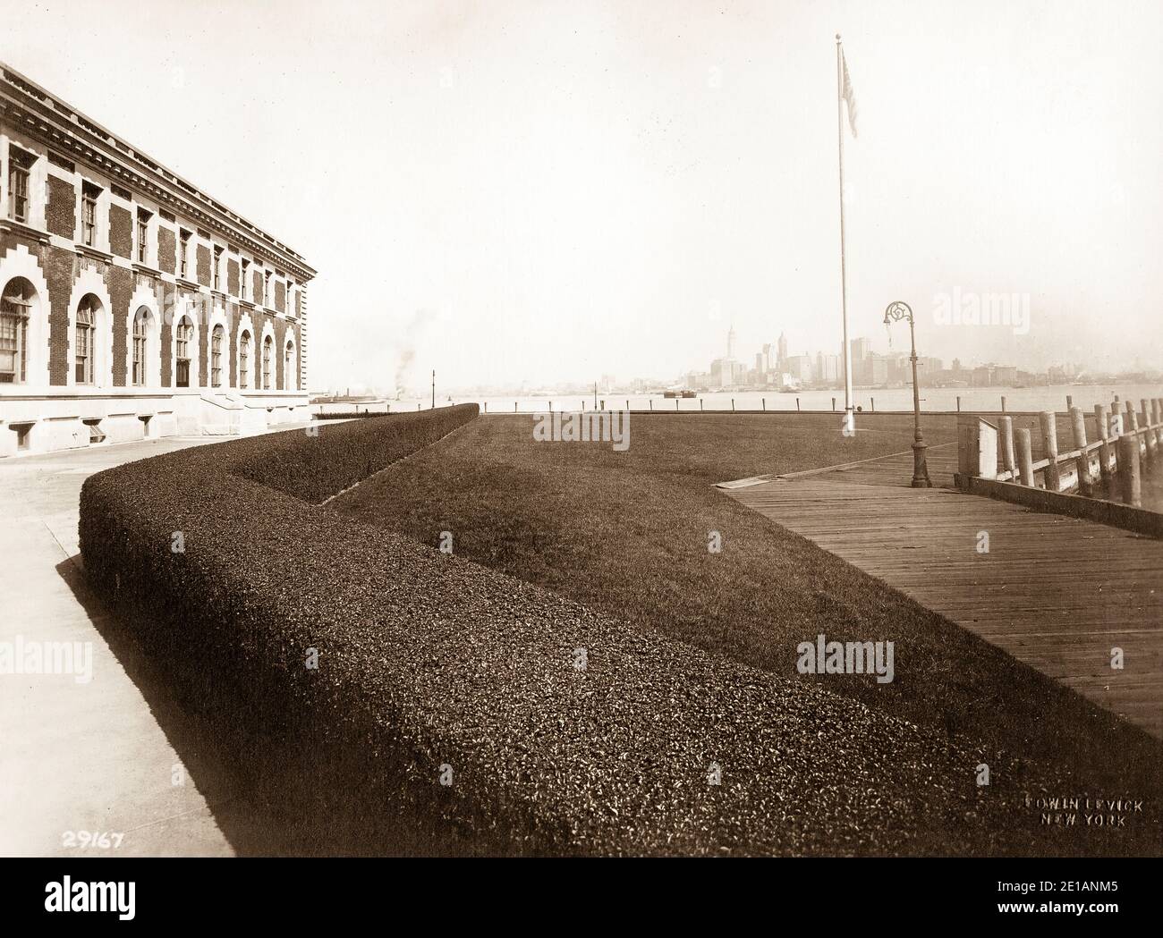 Ellis Island - nel 19 ° secolo, Ellis Island era il sito di Fort Gibson e più tardi divenne una rivista navale. La prima stazione di ispezione è stata aperta nel 1892 e distrutta da un incendio nel 1897. La seconda stazione è stata inaugurata nel 1900 e ospitava strutture per le quarantene mediche e per i lavoratori immigrati. Dopo il 1924, Ellis Island fu utilizzata principalmente come centro di detenzione per i migranti. Sia durante la prima guerra mondiale che durante la seconda guerra mondiale le sue strutture furono utilizzate anche dall'esercito degli Stati Uniti per detenere prigionieri di guerra. Foto Stock