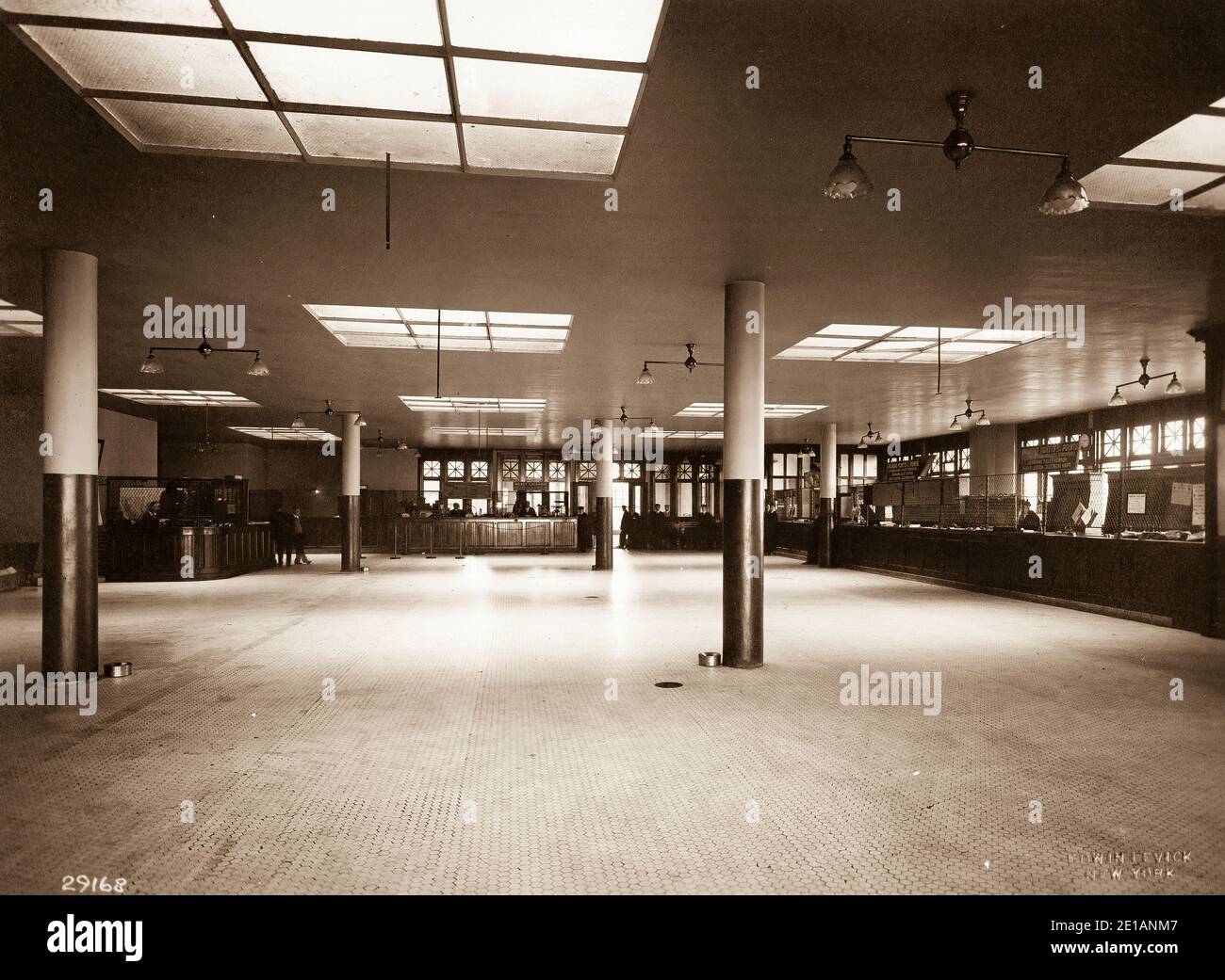 Ellis Island - nel 19 ° secolo, Ellis Island era il sito di Fort Gibson e più tardi divenne una rivista navale. La prima stazione di ispezione è stata aperta nel 1892 e distrutta da un incendio nel 1897. La seconda stazione è stata inaugurata nel 1900 e ospitava strutture per le quarantene mediche e per i lavoratori immigrati. Dopo il 1924, Ellis Island fu utilizzata principalmente come centro di detenzione per i migranti. Sia durante la prima guerra mondiale che durante la seconda guerra mondiale le sue strutture furono utilizzate anche dall'esercito degli Stati Uniti per detenere prigionieri di guerra. Foto Stock