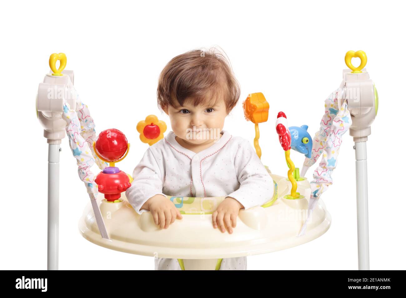 Sorridente bambina in un ponticello isolato su sfondo bianco Foto Stock