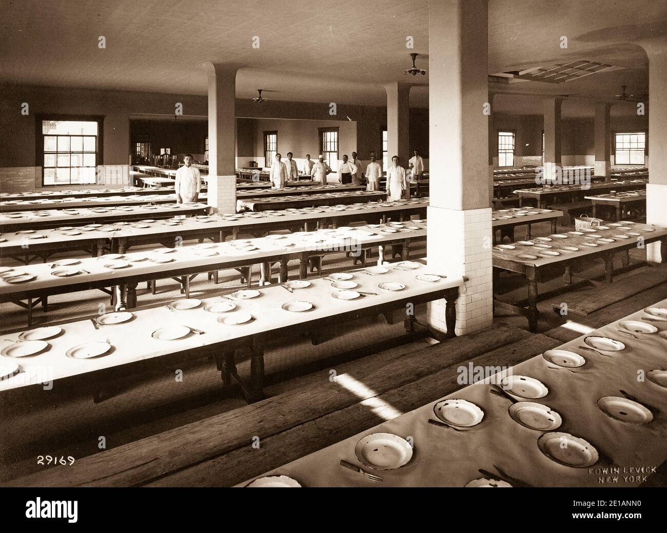 Ellis Island - nel 19 ° secolo, Ellis Island era il sito di Fort Gibson e più tardi divenne una rivista navale. La prima stazione di ispezione è stata aperta nel 1892 e distrutta da un incendio nel 1897. La seconda stazione è stata inaugurata nel 1900 e ospitava strutture per le quarantene mediche e per i lavoratori immigrati. Dopo il 1924, Ellis Island fu utilizzata principalmente come centro di detenzione per i migranti. Sia durante la prima guerra mondiale che durante la seconda guerra mondiale le sue strutture furono utilizzate anche dall'esercito degli Stati Uniti per detenere prigionieri di guerra. Foto Stock