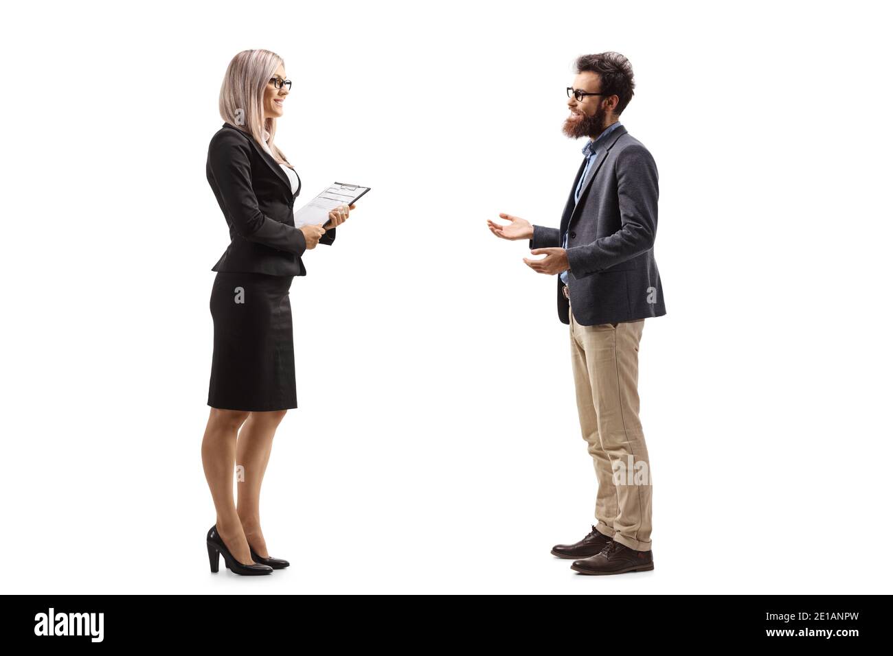 Foto di profilo a lunghezza intera di una donna d'affari che ha una conversazione con un uomo bearded isolato su sfondo bianco Foto Stock