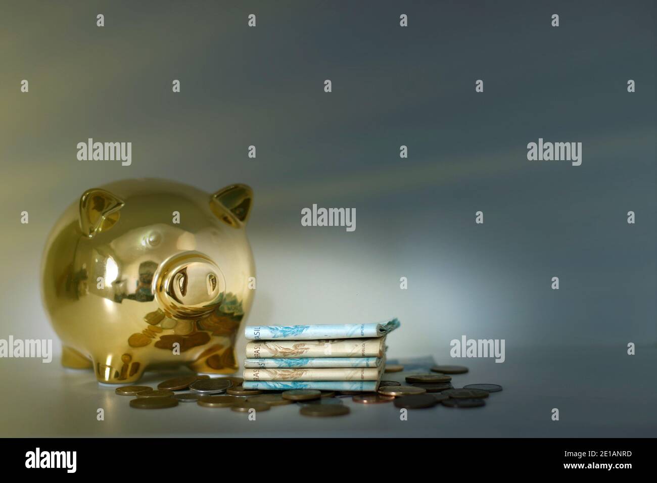 Piggy banca e brasiliano banconote reali - concetto di economia, finanze e imprese Foto Stock