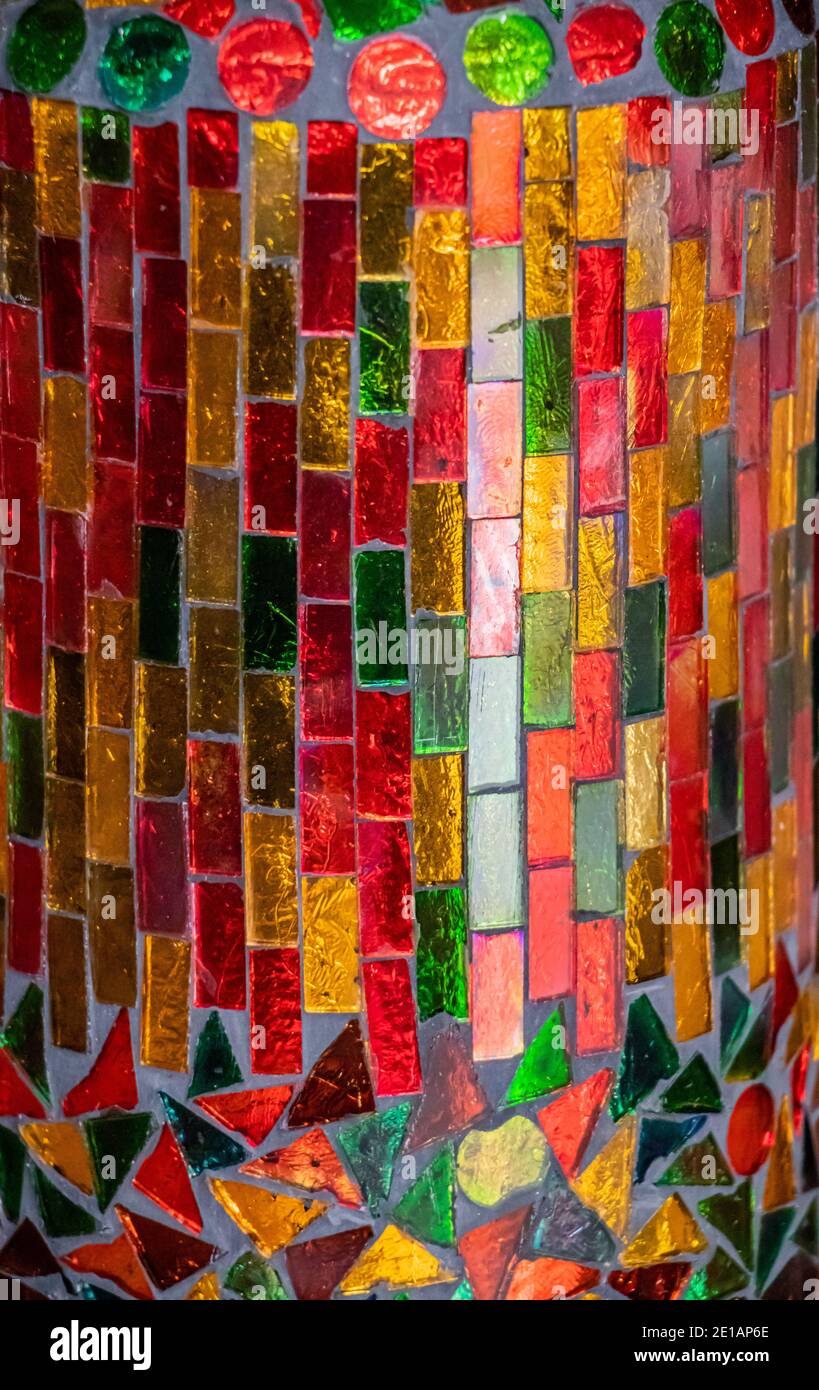 Un primo piano del vetro colorato fatto piastrelle da un lampada esotica Foto Stock