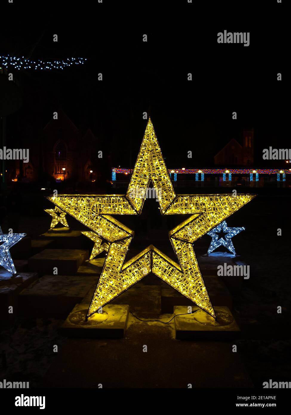 La stella dorata del centro città durante le vacanze Foto Stock