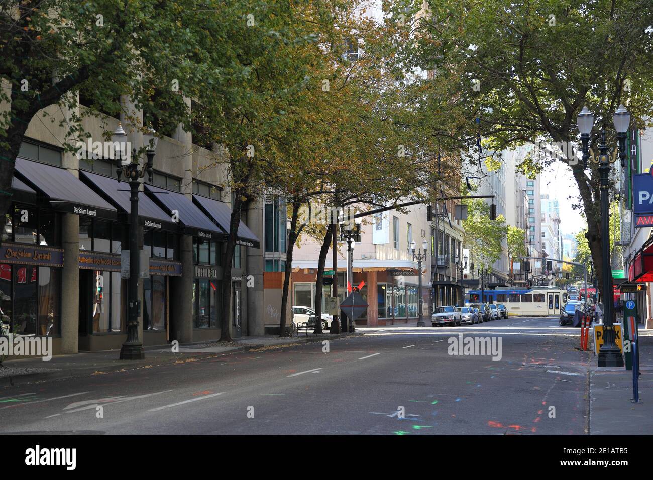 Portland, Oregon - 0ct, 26, 2020: Immagine editoriale - Vista generale del centro di Portland in autunno all'angolo di SW Alder St. Con il Max che passa i. Foto Stock