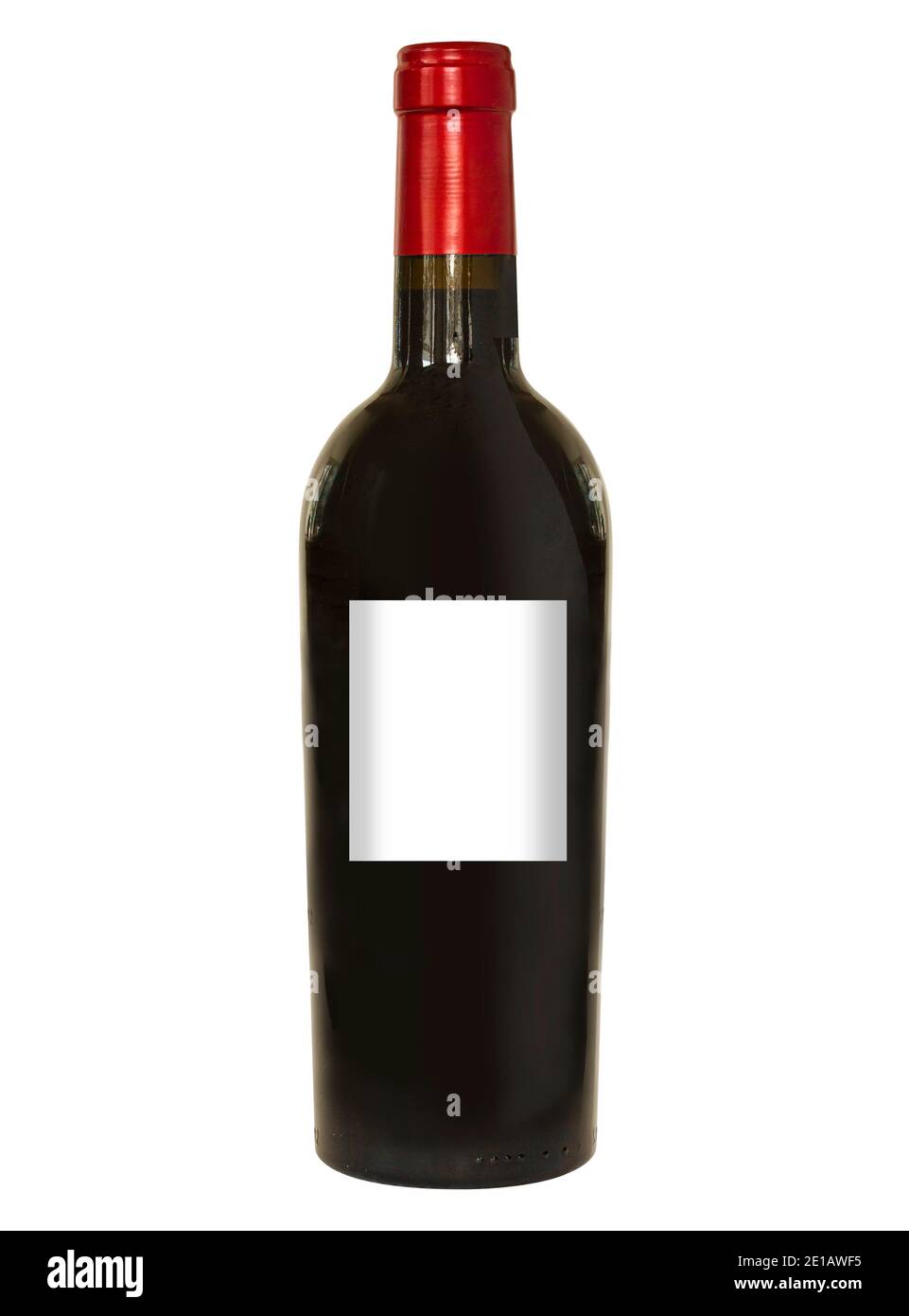 Bottiglia di vino rosso con etichetta bianca vuota per la scrittura della copia. Capsula rossa sul collo del flacone. Immagine isolata su sfondo bianco. Foto Stock