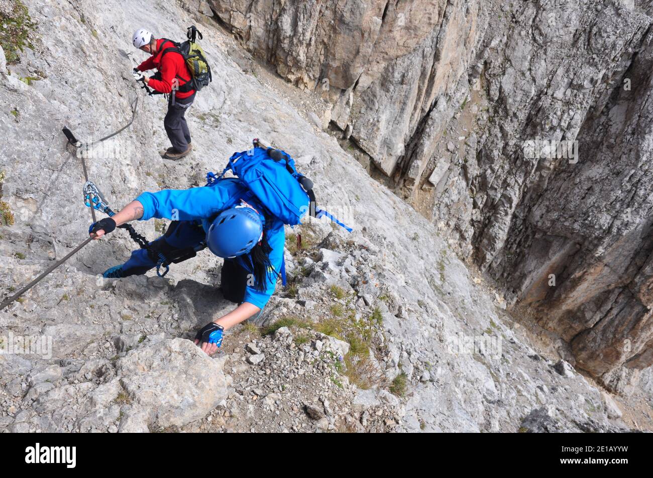 Persone che si arrampicano in via ferrata nelle Dolomiti Foto Stock