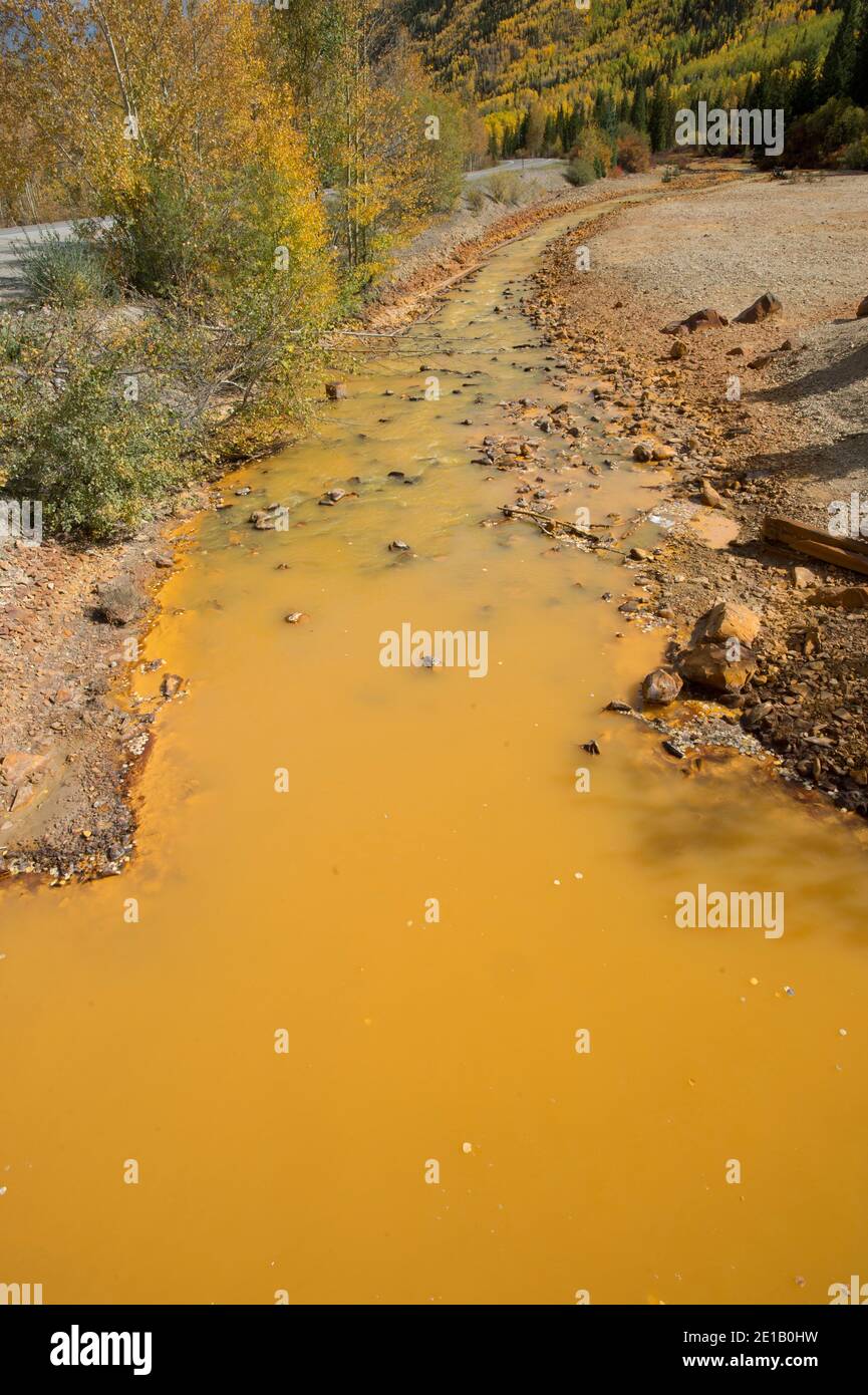 Drenaggio di miniere di acido in Red Mountain Creek nel Colorado del sud-ovest Foto Stock