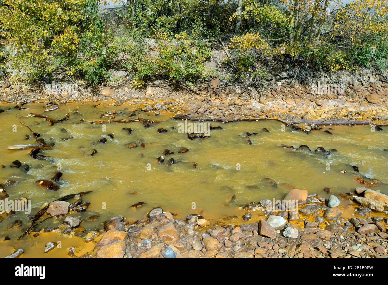 Drenaggio di miniere di acido in Red Mountain Creek nel Colorado del sud-ovest Foto Stock