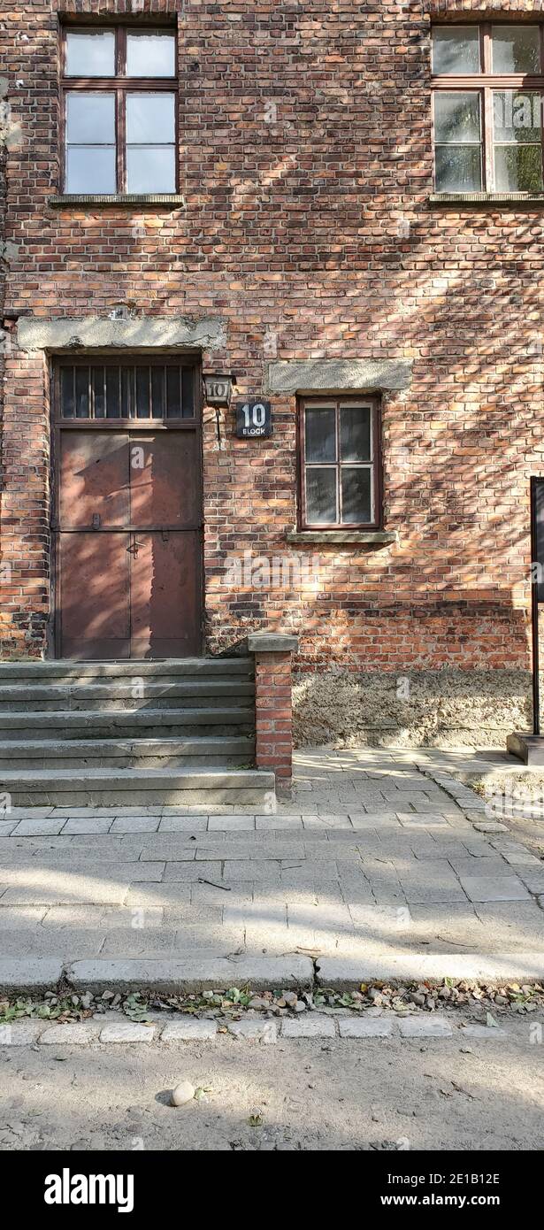 Ingresso alla caserma di mattoni nel campo di concentramento di Auschwitz i, Oswiecim, Polska Foto Stock