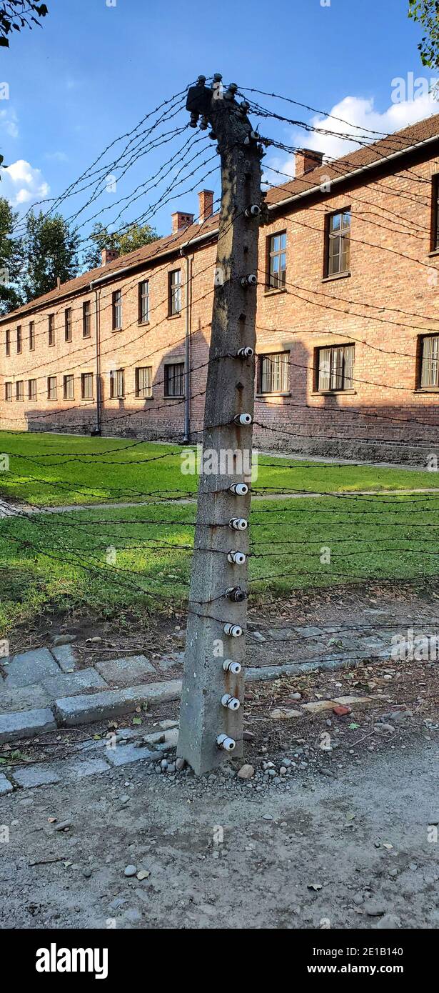 Edifici e recinzione del campo con filo spinato che lo circonda, campo di sterminio nazista Auschwitz i, Oświęcim, Polonia Foto Stock