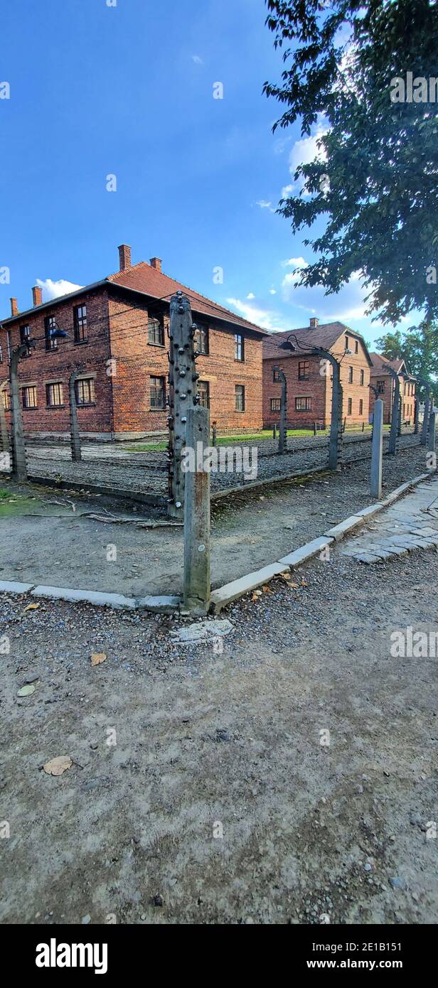 Edifici e recinzione del campo con filo spinato che lo circonda, campo di sterminio nazista Auschwitz i, Oświęcim, Polonia Foto Stock