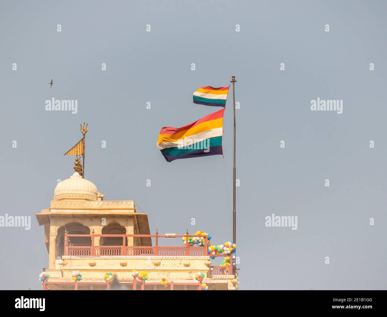clip slow motion della bandiera della famiglia reale che vola sopra la residenza chandra mahal a jaipur, india Foto Stock
