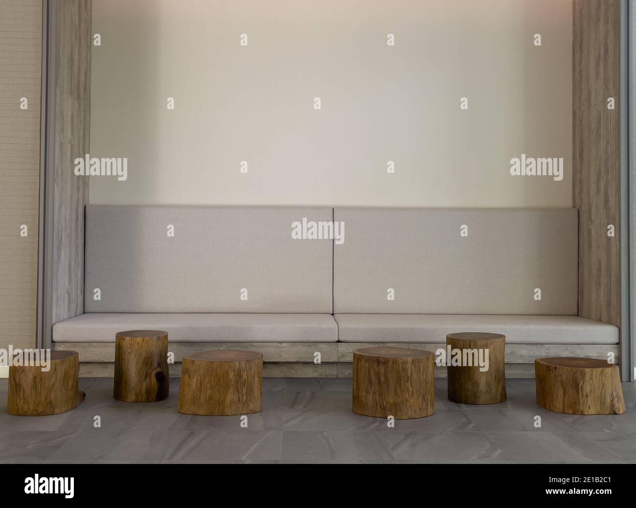 Piedistallo in legno decorato per esposizione, foto stock Foto Stock