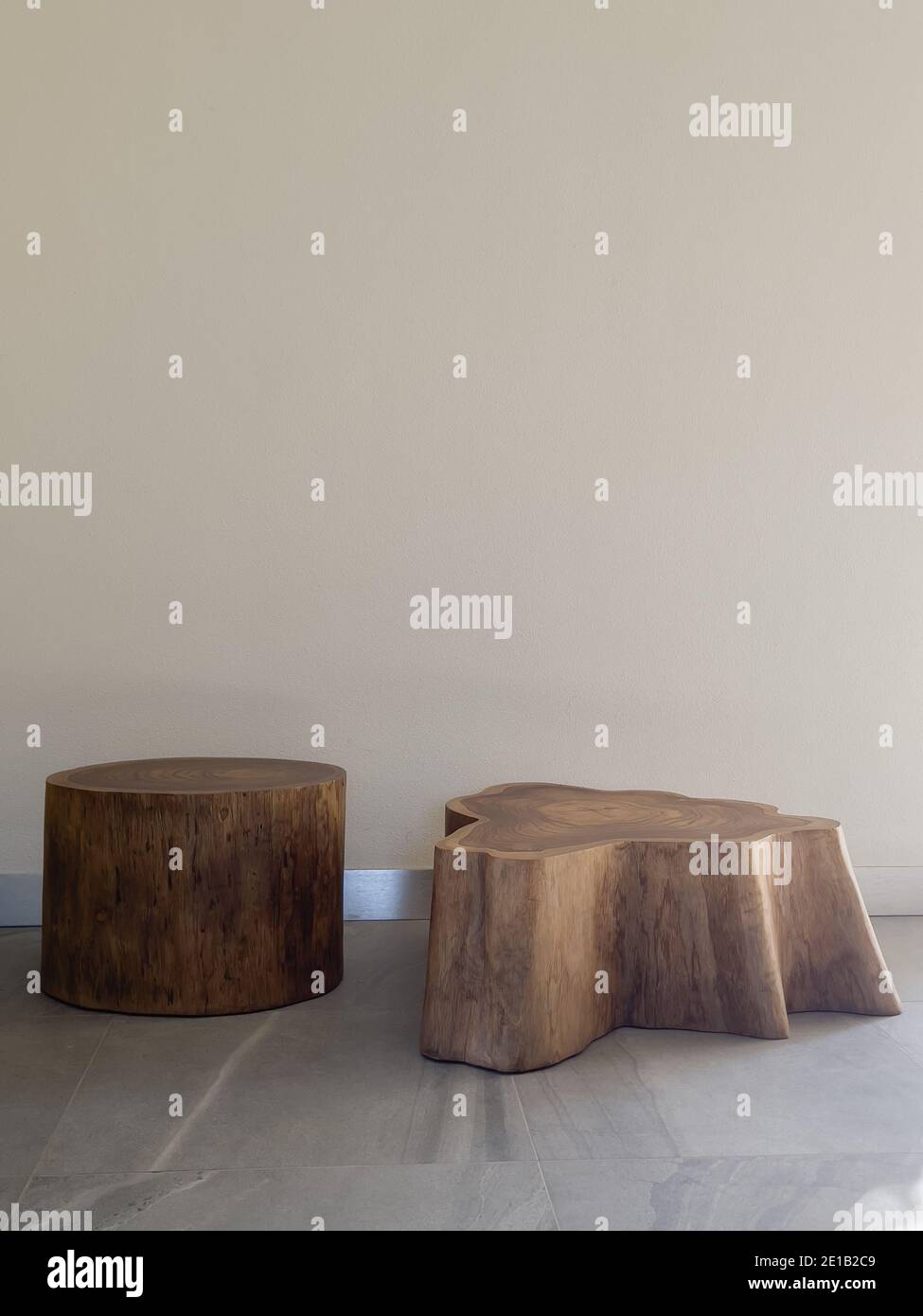 Piedistallo in legno decorato per esposizione, foto stock Foto Stock