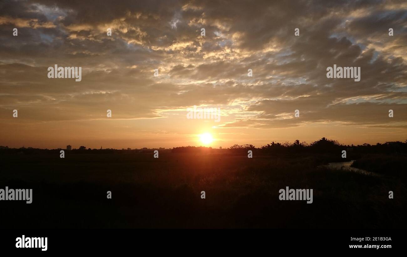 Vista nuvolosa del tramonto al buio Foto Stock