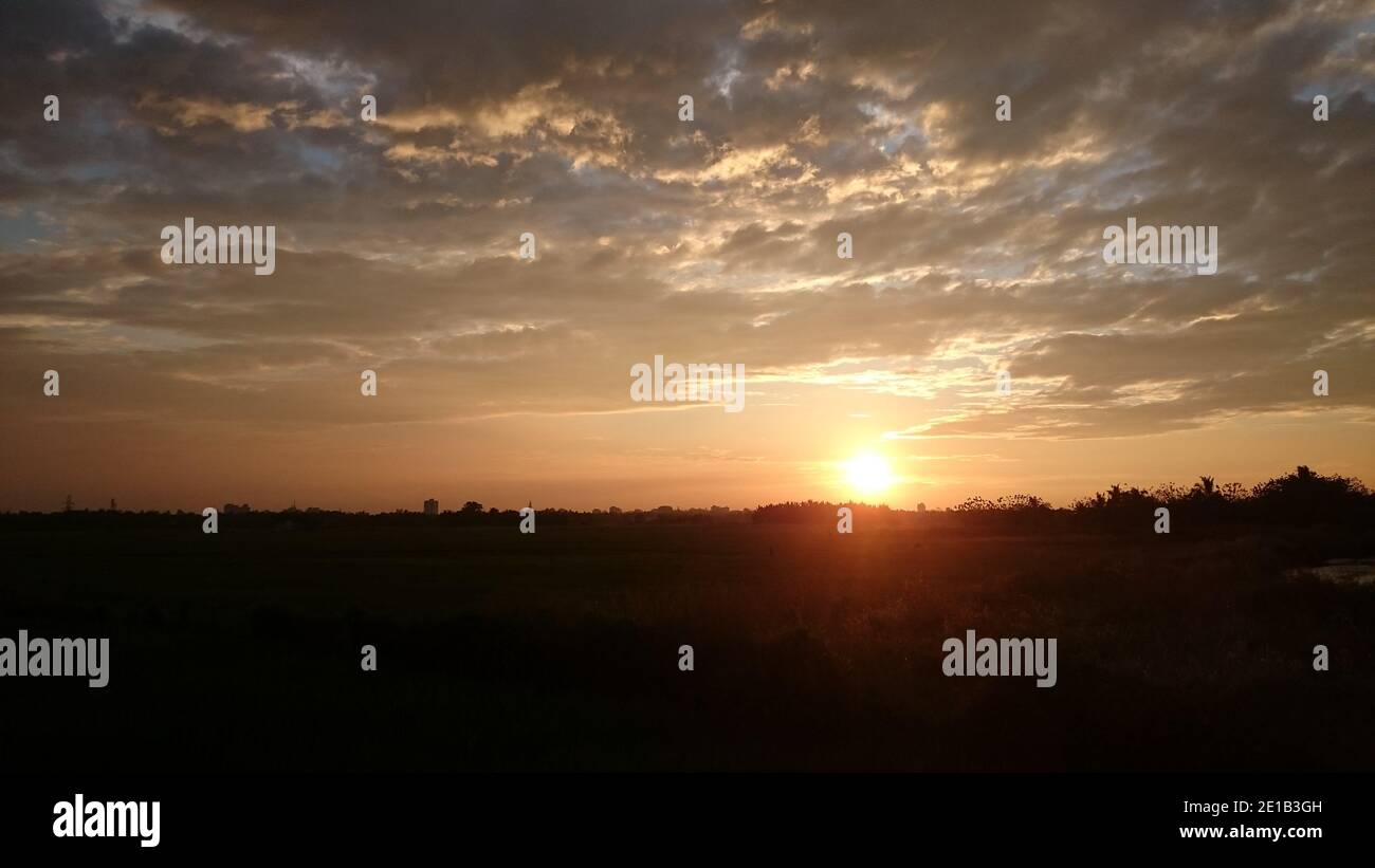 Vista nuvolosa del tramonto al buio Foto Stock