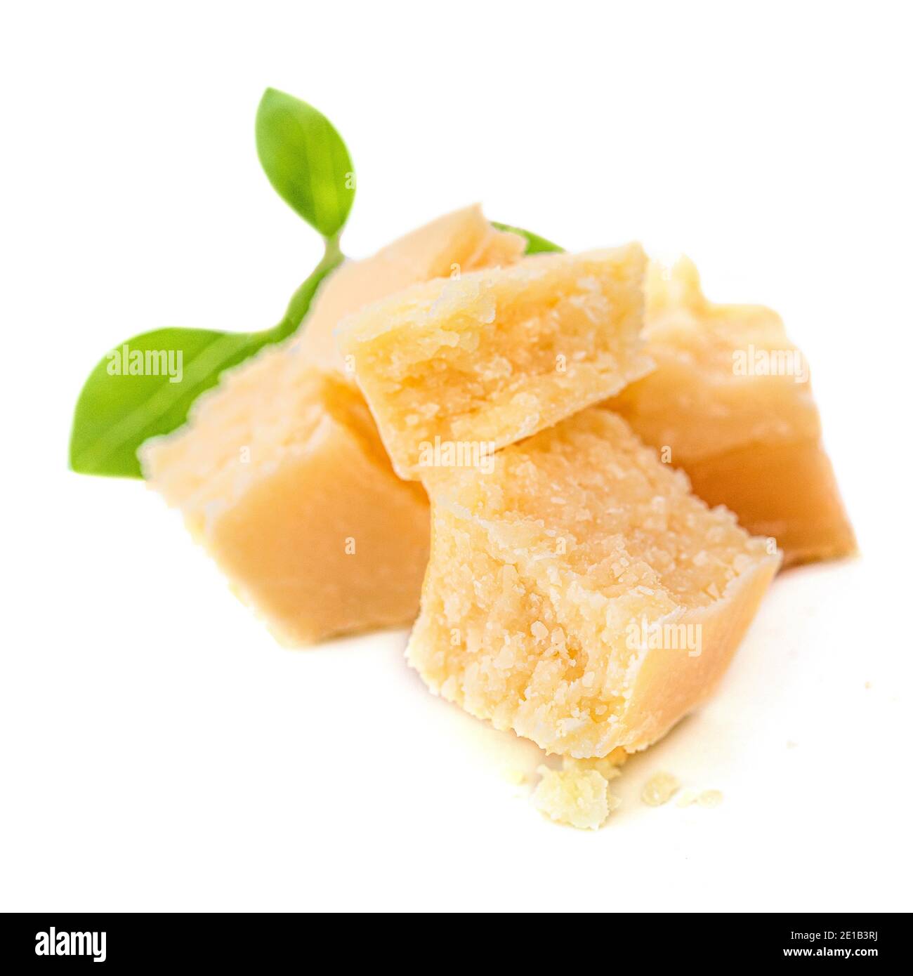 Pezzi di parmigiano con foglia di basilico isolato su fondo bianco. Vista dall'alto Foto Stock