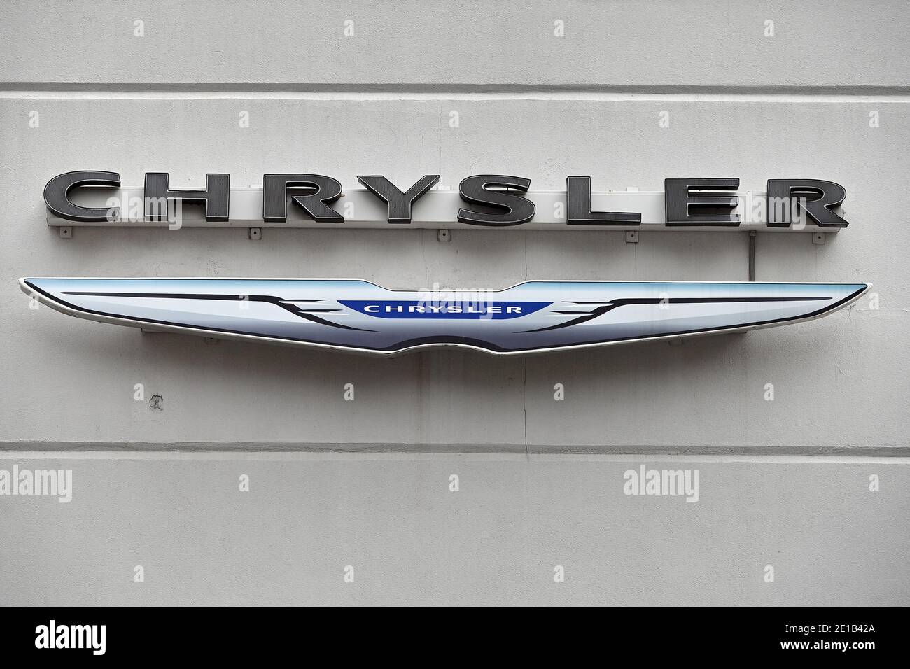 New York, Stati Uniti. 05 gennaio 2021. Il logo Chrysler di un'automobile presso una concessionaria nell'Upper West Side di Manhattan, New York, NY, 5 gennaio 2021. Gli azionisti di Fiat Chrysler Automobiles e Peugeot (francese), il gruppo capogruppo PSA, hanno approvato una fusione di 58 miliardi di dollari per creare la quarta azienda automobilistica al mondo. Stellantis, azienda produttrice di automobili creata in seguito alla fusione, detiene marchi quali: S Jeep, RAM, Dodge, Maserati, Alfa-Romeo, Peugeot, Citroen, DS, Opel e Vauxhall. (Foto di Anthony Behar/Sipa USA) Credit: Sipa USA/Alamy Live News Foto Stock New York, Stati Uniti. 05 gennaio 2021. Il logo Chrysler di un'automobile presso una concessionaria nell'Upper West Side di Manhattan, New York, NY, 5 gennaio 2021. Gli azionisti di Fiat Chrysler Automobiles e Peugeot (francese), il gruppo capogruppo PSA, hanno approvato una fusione di 58 miliardi di dollari per creare la quarta azienda automobilistica al mondo. Stellantis, azienda produttrice di automobili creata in seguito alla fusione, detiene marchi quali: S Jeep, RAM, Dodge, Maserati, Alfa-Romeo, Peugeot, Citroen, DS, Opel e Vauxhall. (Foto di Anthony Behar/Sipa USA) Credit: Sipa USA/Alamy Live News Foto Stock