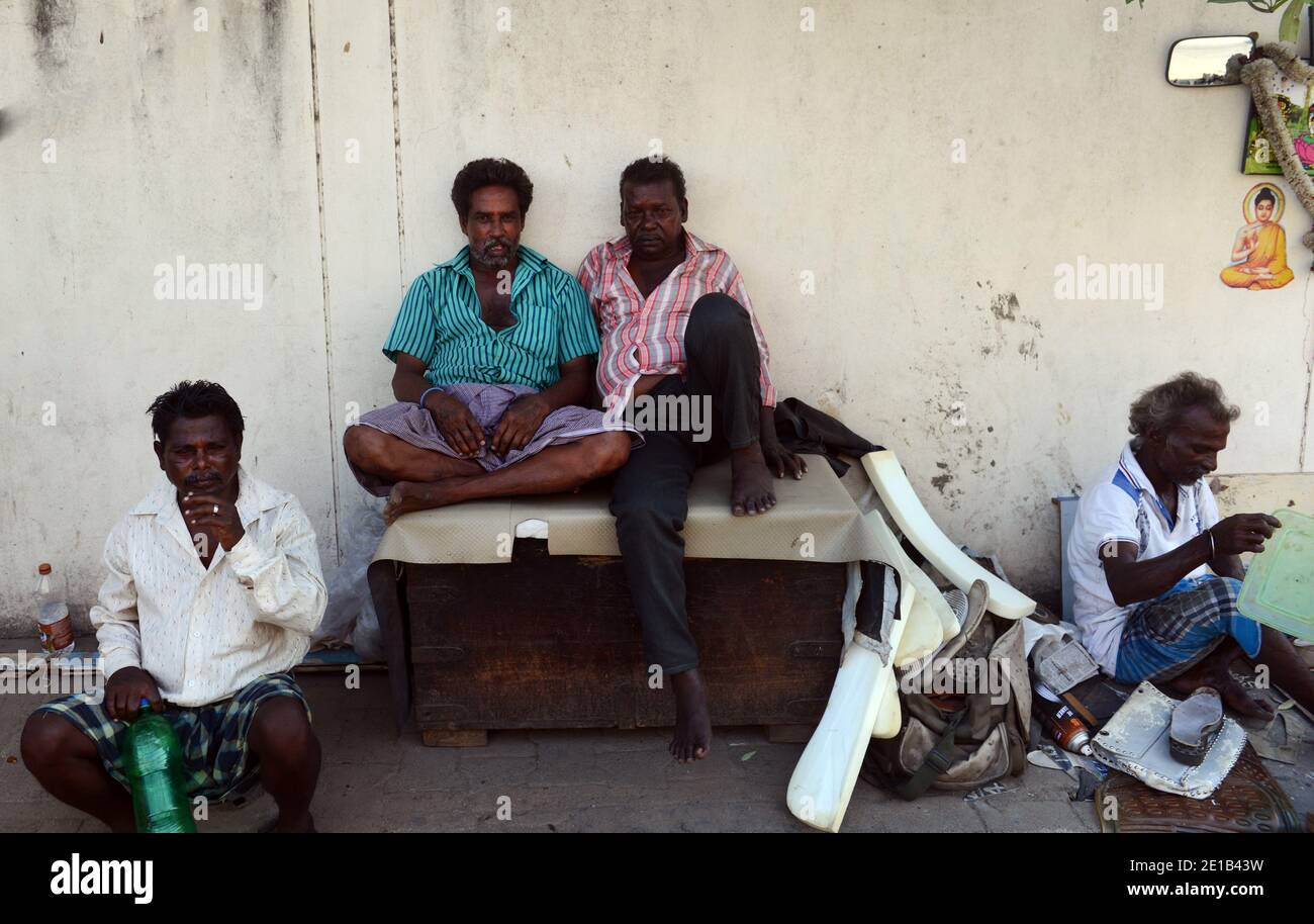 Uomini tamil seduti in una strada a Chennai, India. Foto Stock