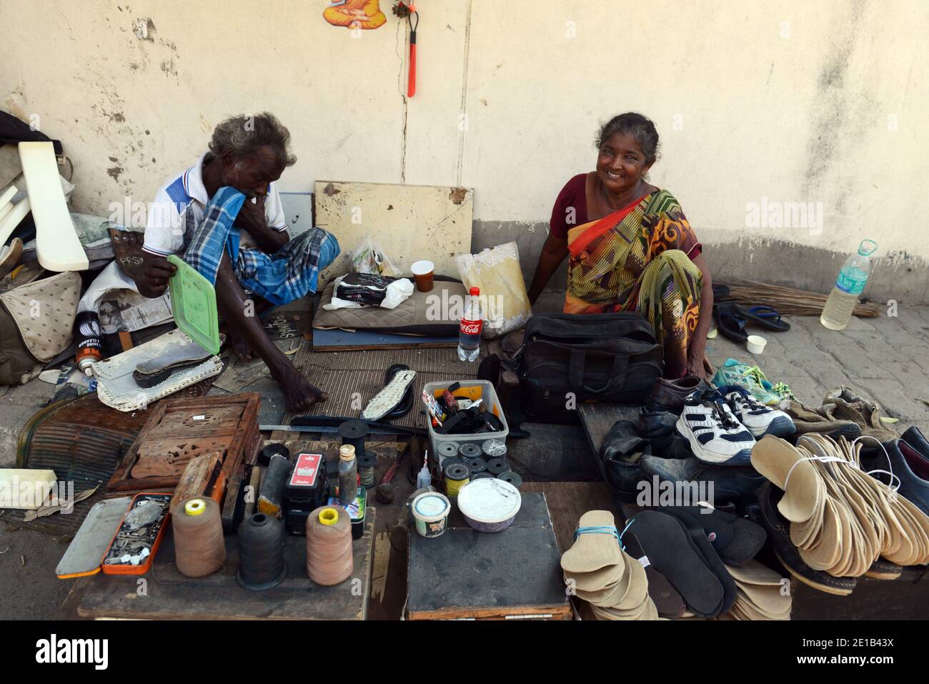 La coppia di riparazione scarpe a Chennai, India. Foto Stock
