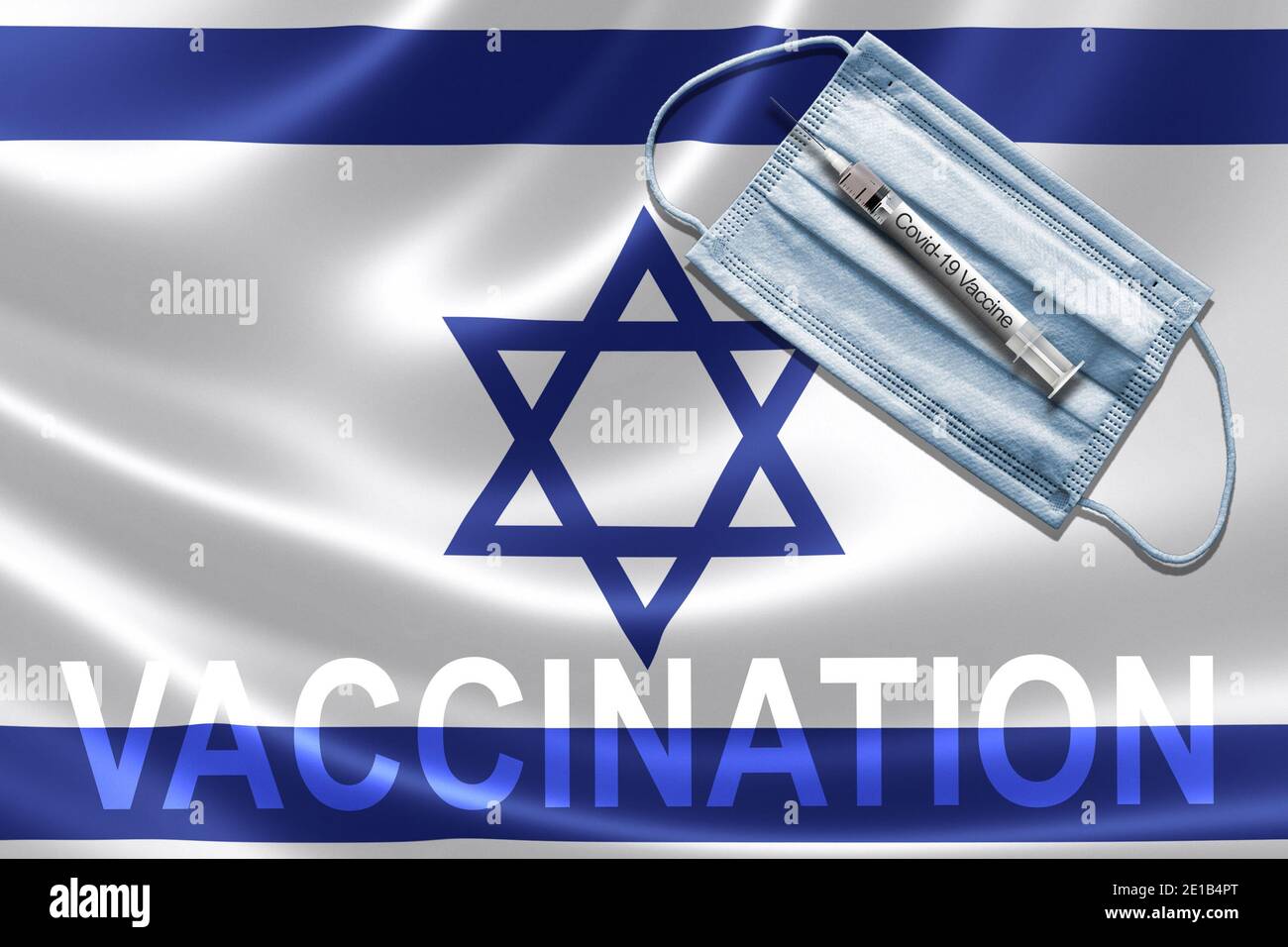 COVID-19 vaccinazioni in Israele Concept con maschera facciale e siringa di vaccino ad ago sulla bandiera israeliana. Foto Stock
