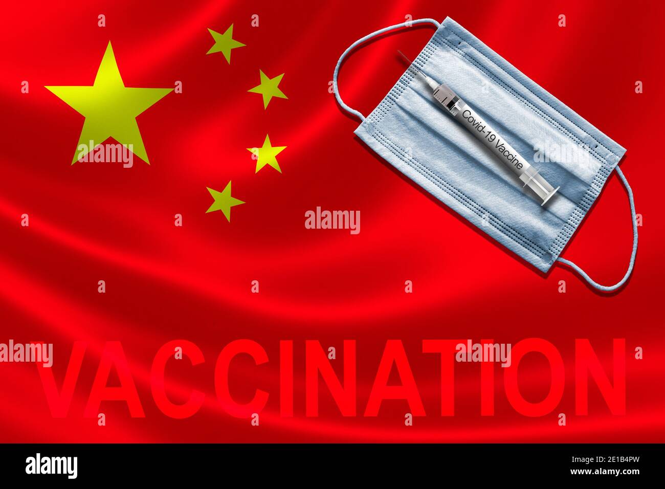 COVID-19 vaccinazioni in Cina Concept con maschera facciale e siringa di vaccino ad ago sulla bandiera cinese. Foto Stock