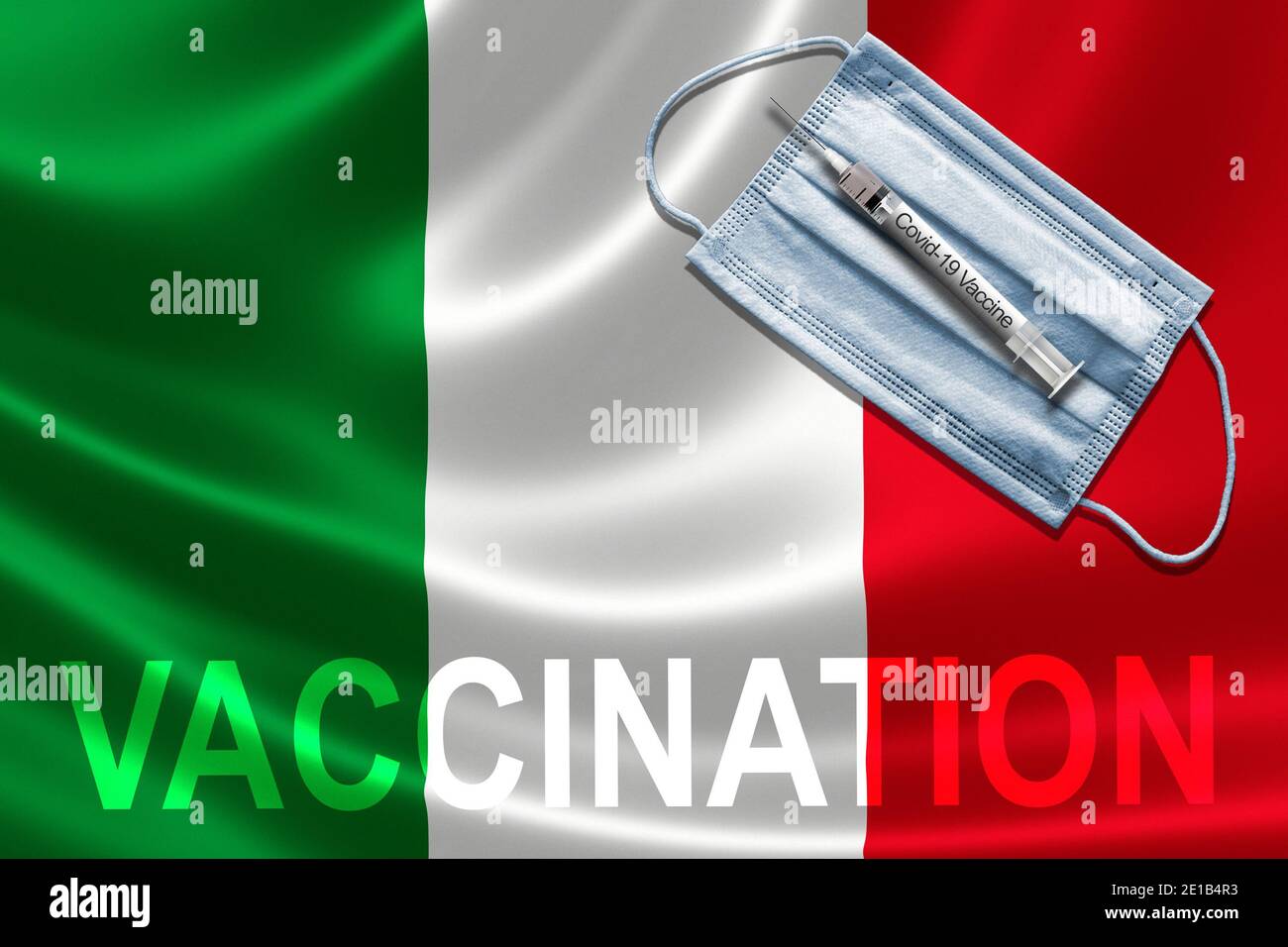 COVID-19 vaccinazioni in Italia Concept con maschera facciale e siringa di vaccino ad ago su bandiera italiana. Foto Stock