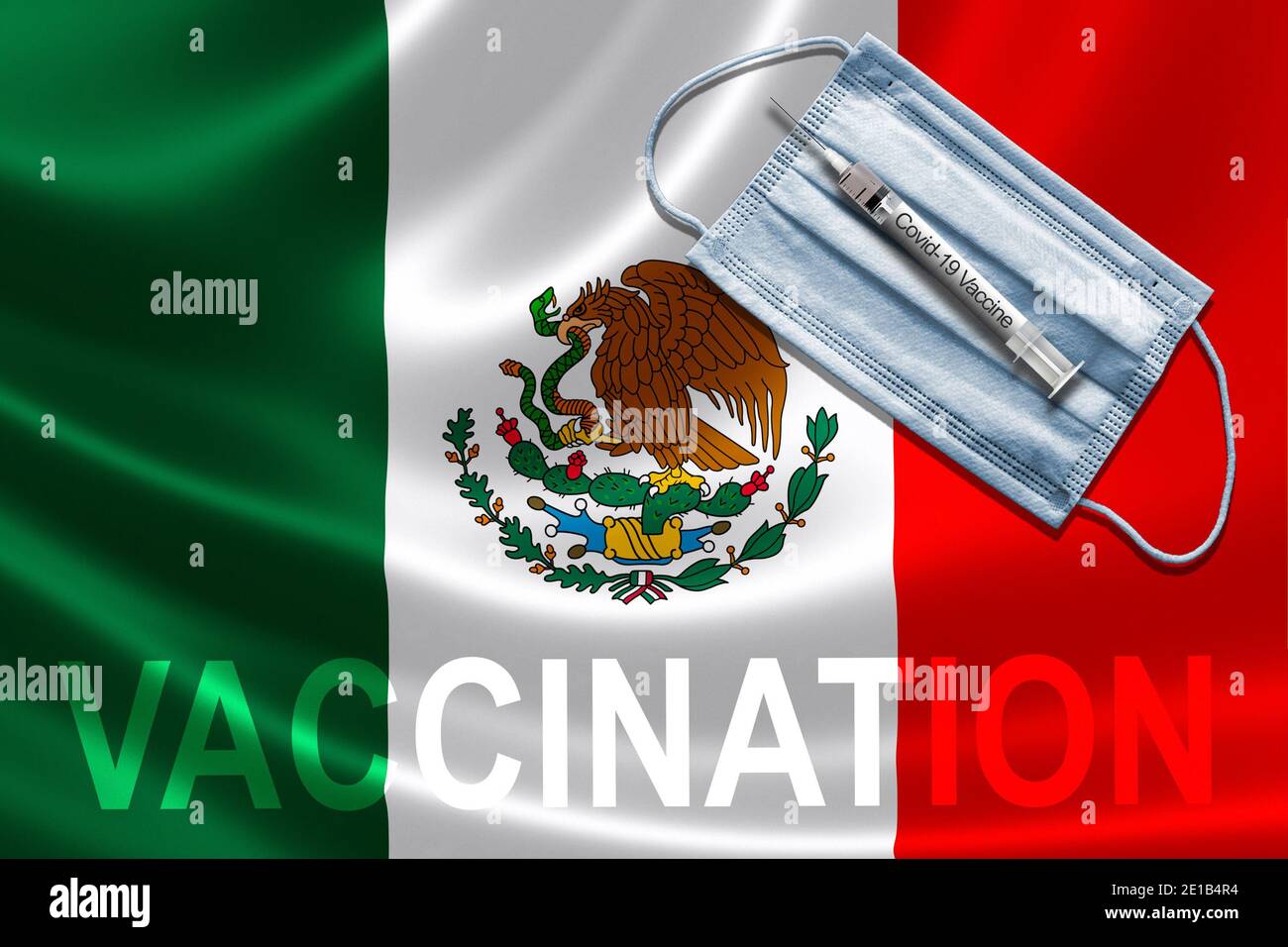 COVID-19 vaccinazioni in Messico Concept con maschera facciale e siringa di vaccino ad ago su bandiera messicana. Foto Stock