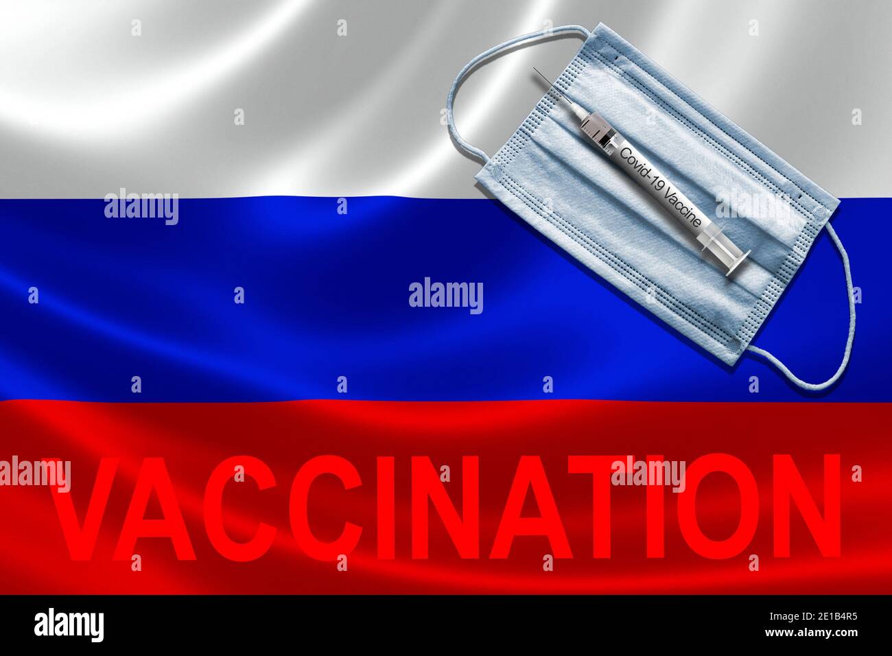 COVID-19 vaccinazioni in Russia Concept con maschera facciale e siringa di vaccino ad ago sulla bandiera russa. Foto Stock
