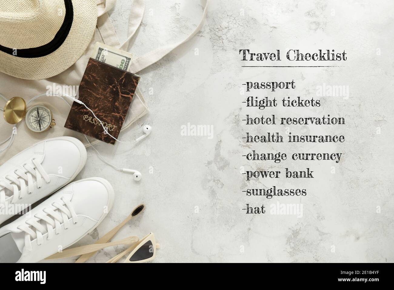 Lista di controllo delle cose da fare prima di viaggiare su sfondo chiaro Foto Stock