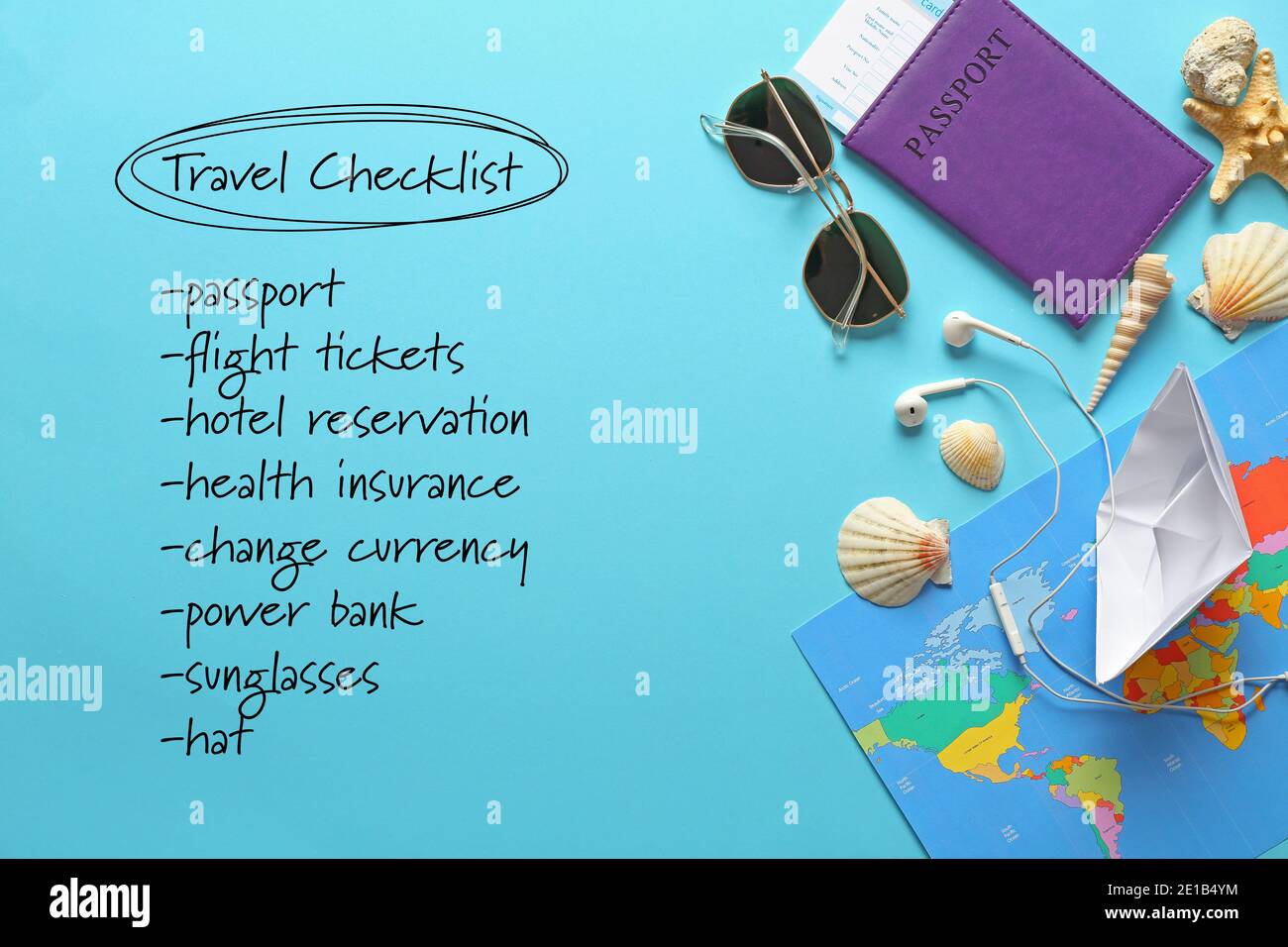 Lista di controllo delle cose da fare prima di viaggiare su sfondo a colori Foto Stock