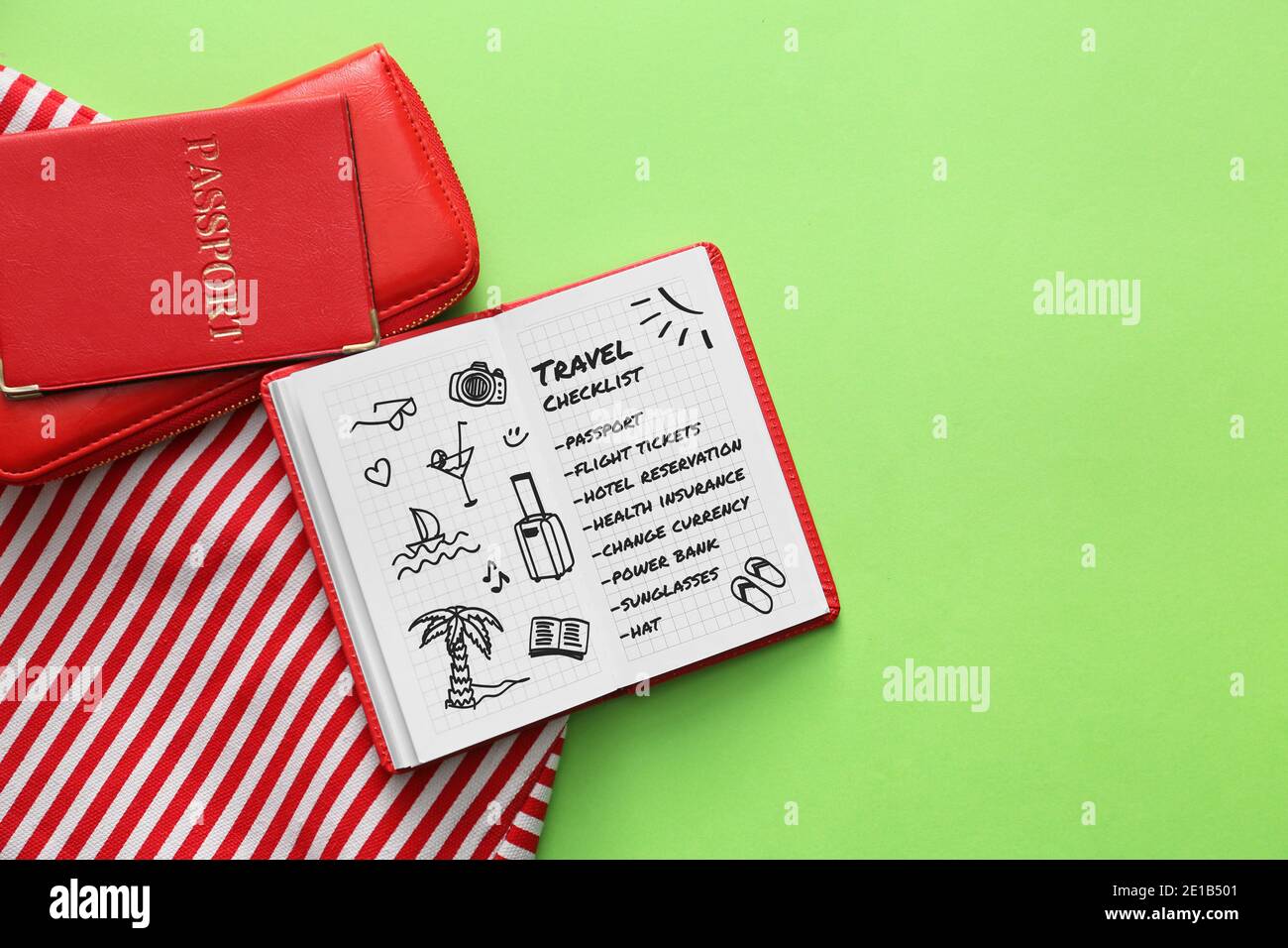Notebook con elenco di controllo delle operazioni da eseguire prima di viaggiare su sfondo a colori Foto Stock
