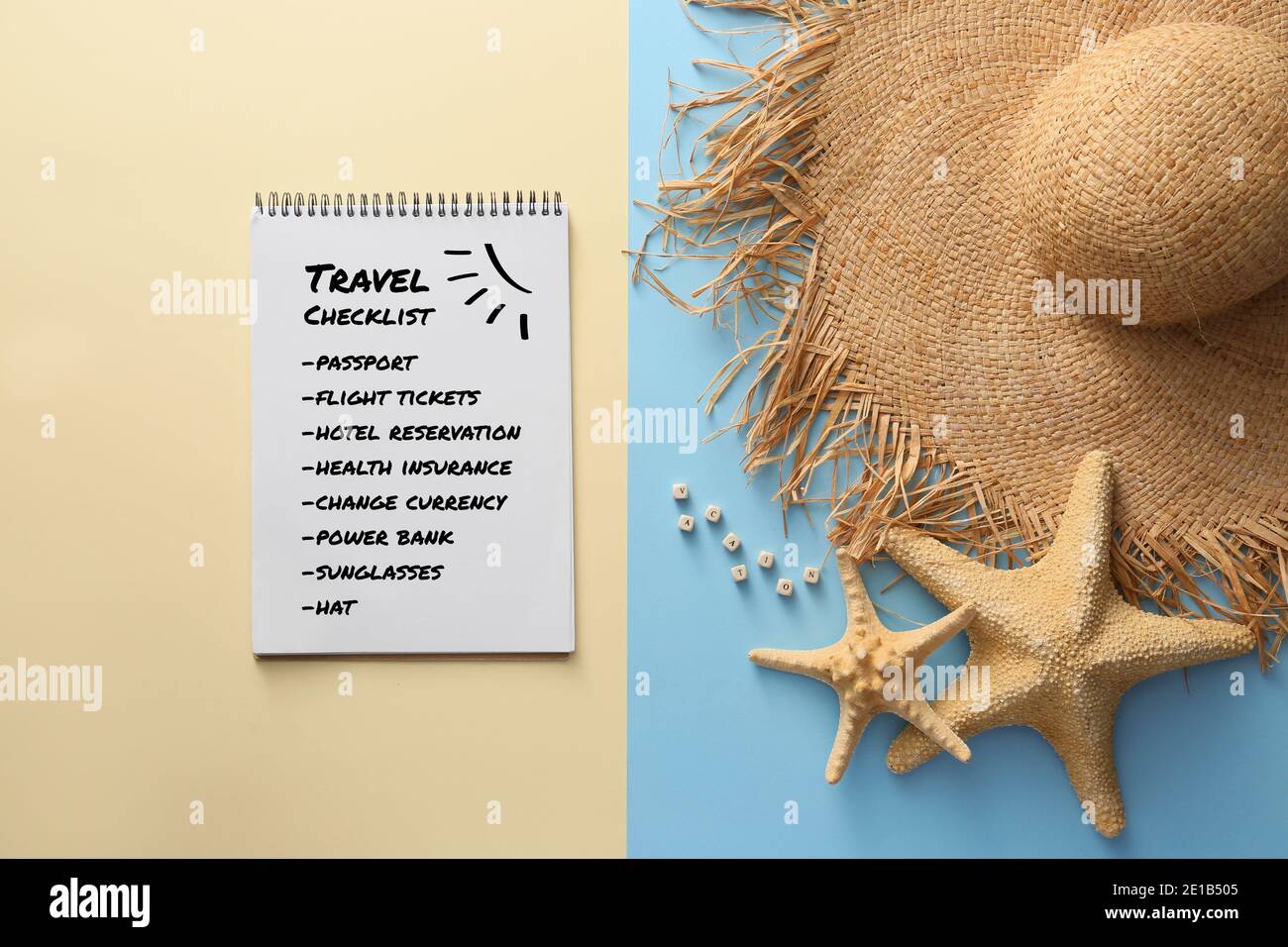 Notebook con elenco di controllo delle operazioni da eseguire prima di viaggiare su sfondo a colori Foto Stock