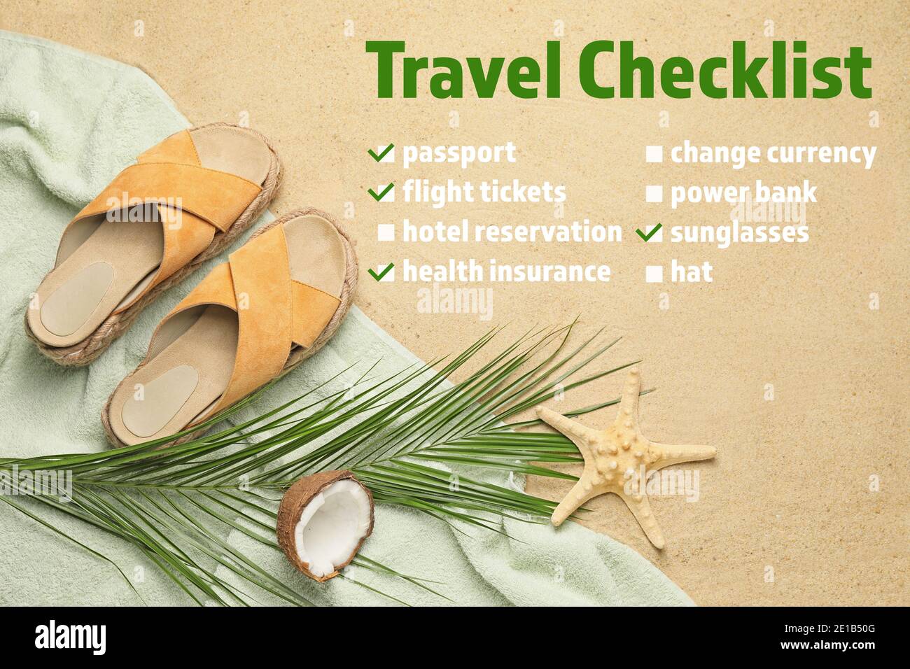 Composizione estiva con lista di controllo delle cose da fare prima di viaggiare sulla spiaggia di sabbia Foto Stock