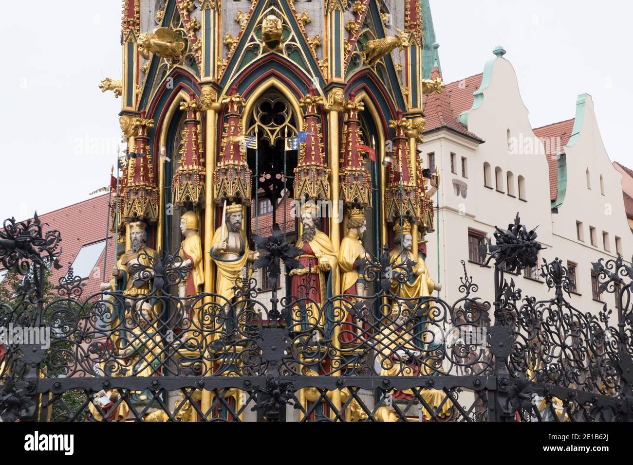 NORIMBERGA, GERMANIA - 10 NOVEMBRE 2020: Antica Fontana lo Schoener Brunnen costruito nel 13 ° secolo a Norimberga, Baviera, Germania Foto Stock