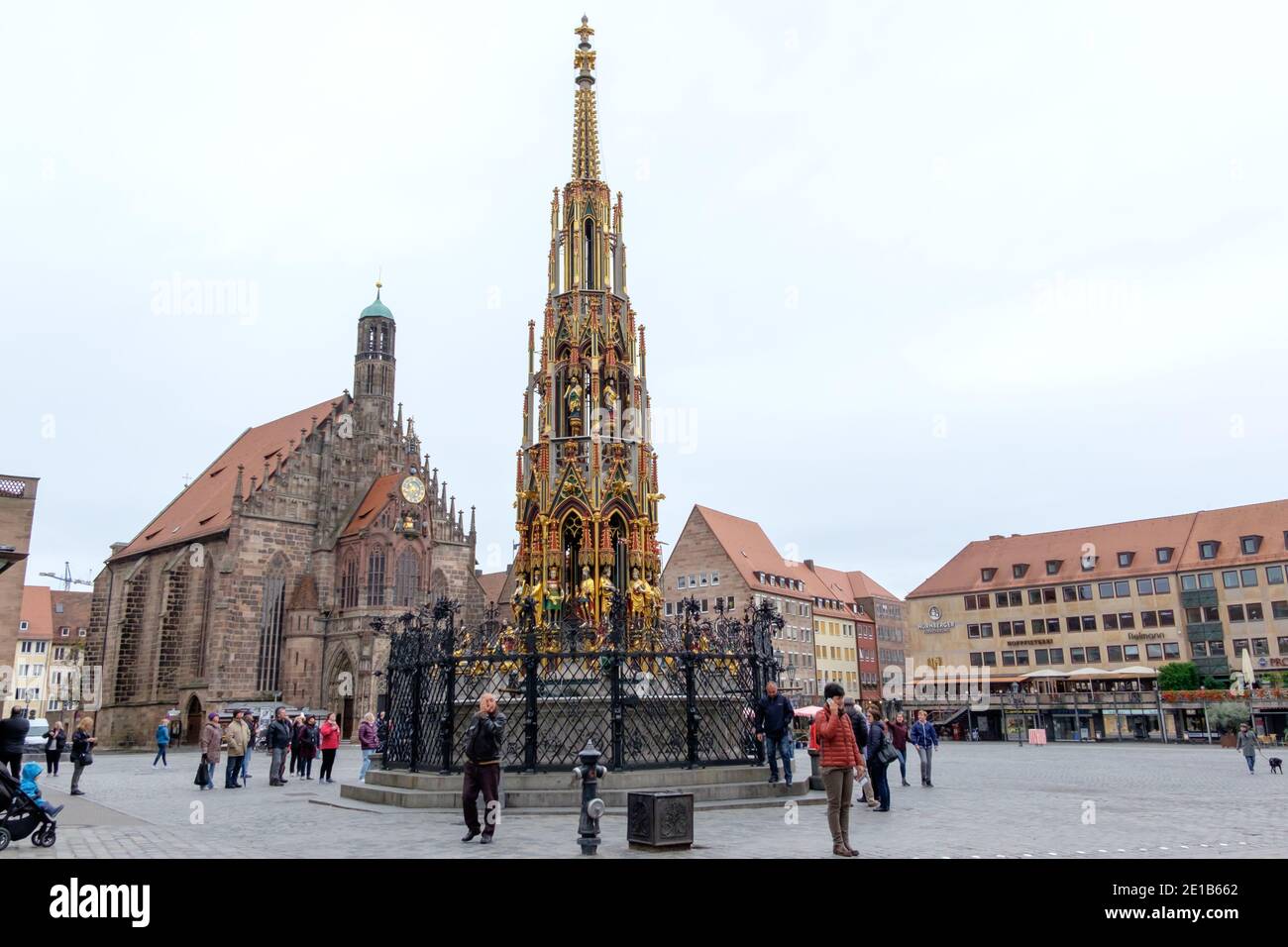 NORIMBERGA, GERMANIA - 10 NOVEMBRE 2020: Antica Fontana lo Schoener Brunnen costruito nel 13 ° secolo a Norimberga, Baviera, Germania Foto Stock