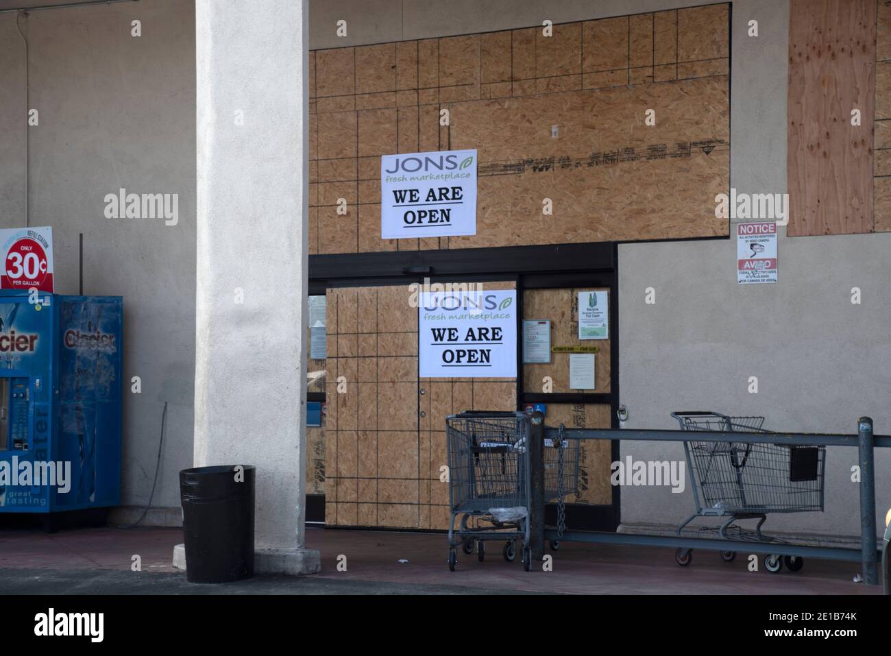 Los Angeles, CA USA - 2 novembre 2020: Il negozio di alimentari di un Jon si è imbarcato in attesa dei disordini post-elettorali con un segnale aperto Foto Stock