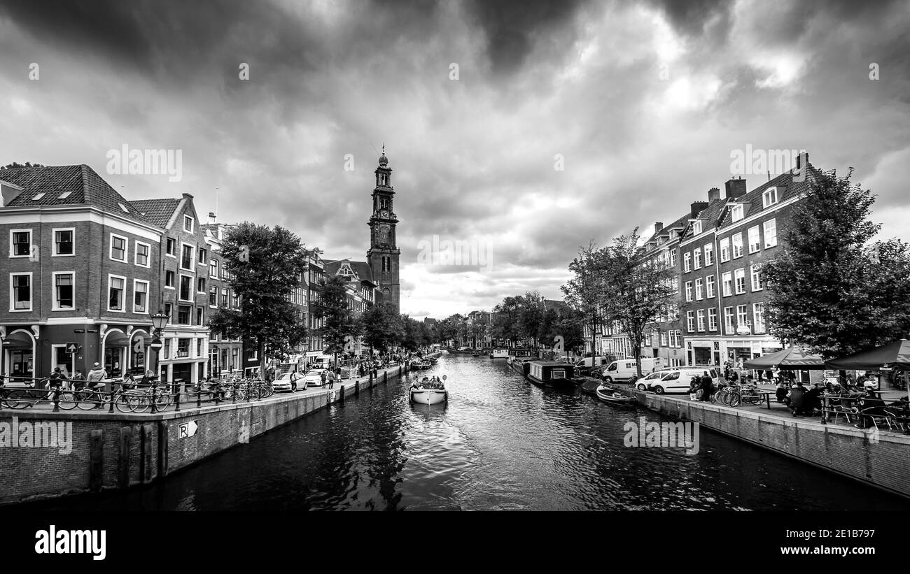 Foto in bianco e nero della torre Westertoren vista da L'intersezione dei canali Leliegracht e Prinsengracht nella Quartiere Jordaan Foto Stock