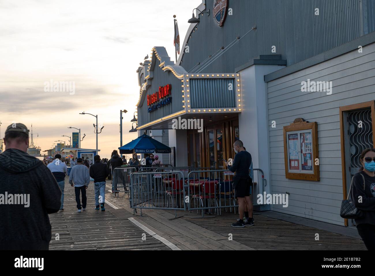 Santa Monica, CA USA - 6 dicembre 2020: Il ristorante Bubba Gump Shrimp sul molo di Santa Monica è chiuso durante la nuova quarantena Covid-19 Foto Stock