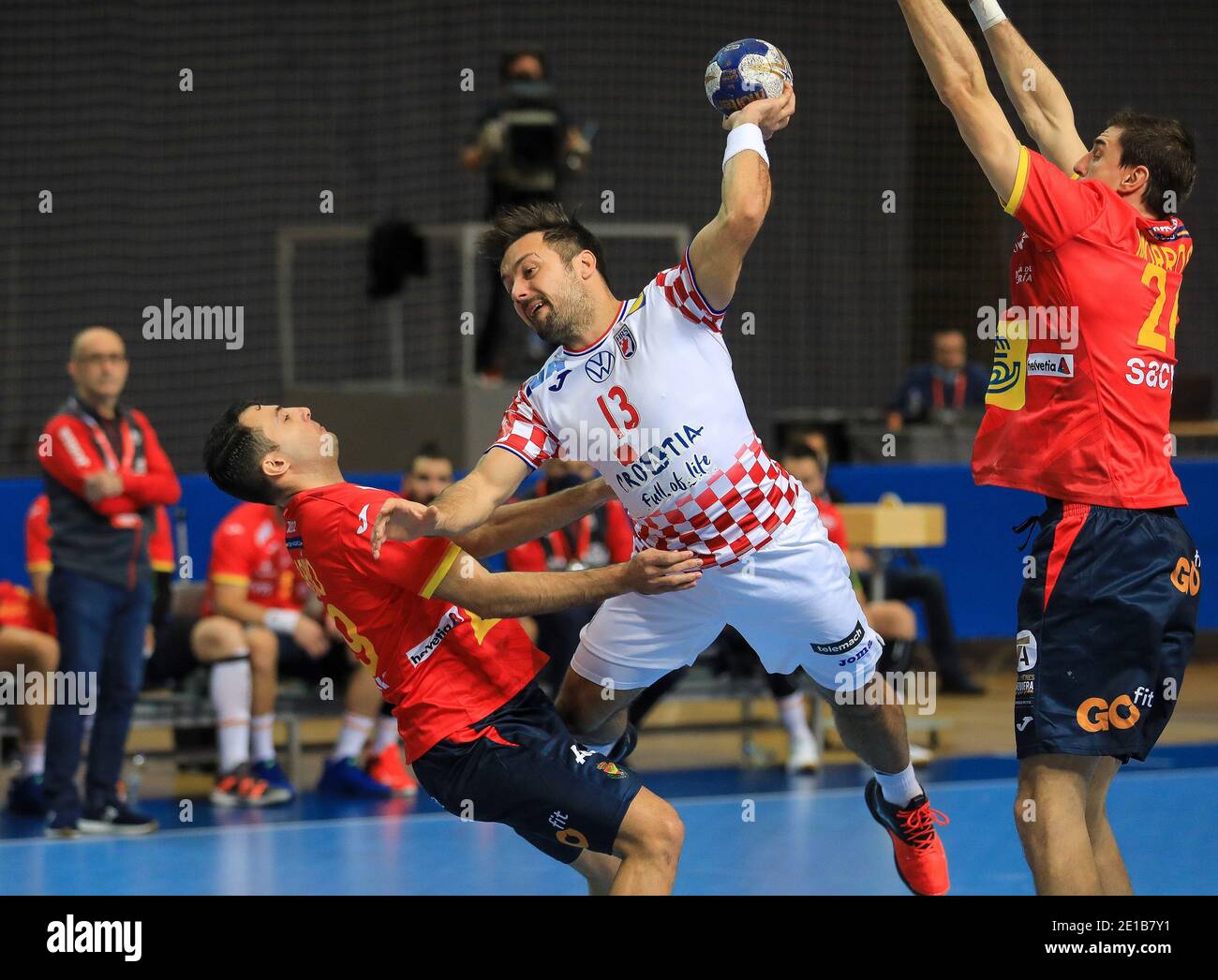 (210106) -- POREC, 6 gennaio 2021 (Xinhua) -- Zlatko Horvat (fronte C) della Croazia spara la palla durante il terzo round della partita di pallamano EHF EURO CUP 2022 a Porec, Croazia, 5 gennaio 2021. (Srecko Niketic/Pixsell via Xinhua) Foto Stock
