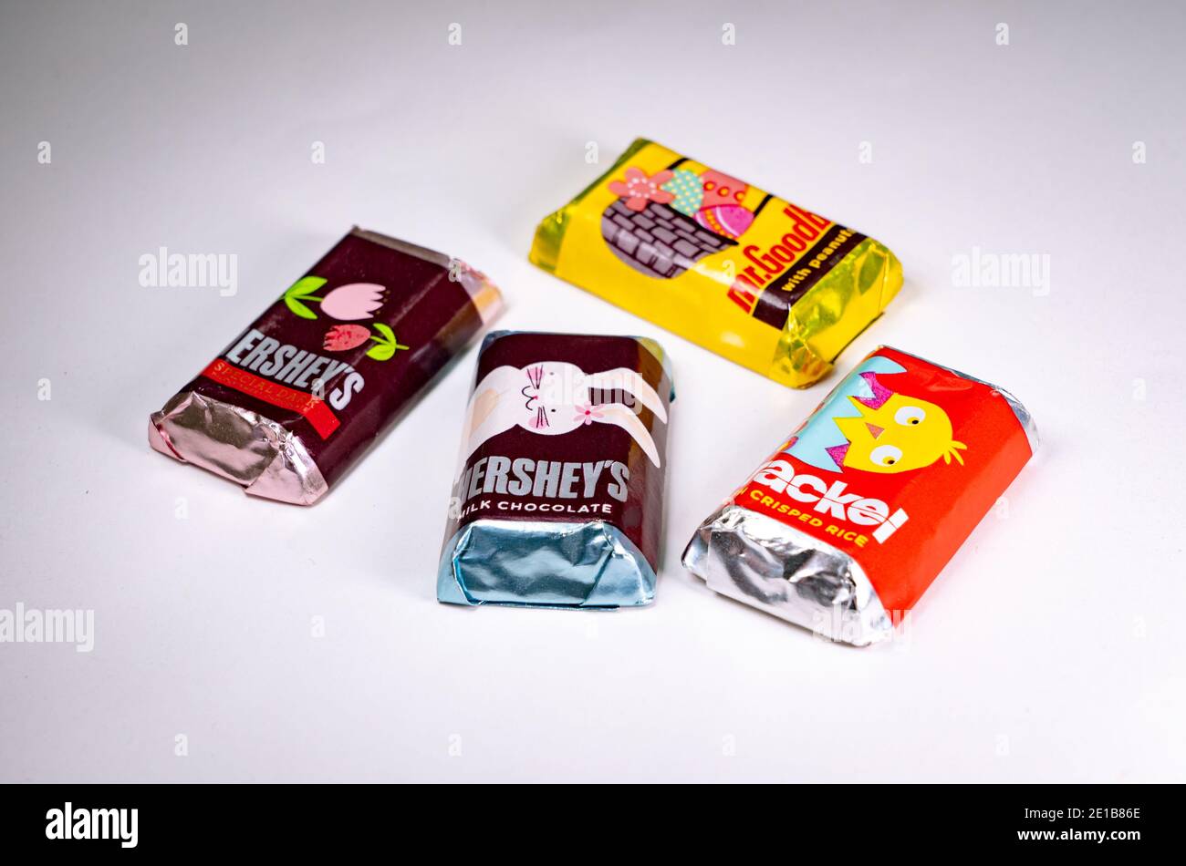 Quattro diverse mini bar delle miniature di Hershey su sfondo bianco. Foto Stock