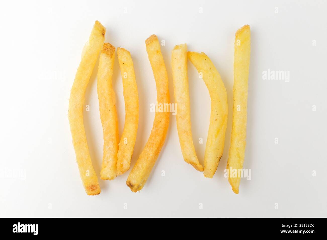Bastoncini di patate su sfondo bianco Foto Stock