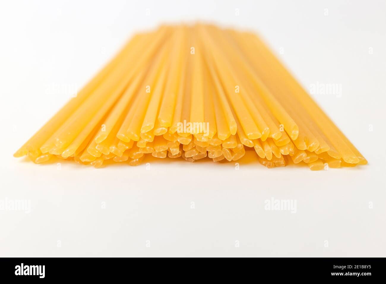 Tagliatelle di pasta italiana. Pasta piatta e sottile. Pasta linguini gialla Foto Stock