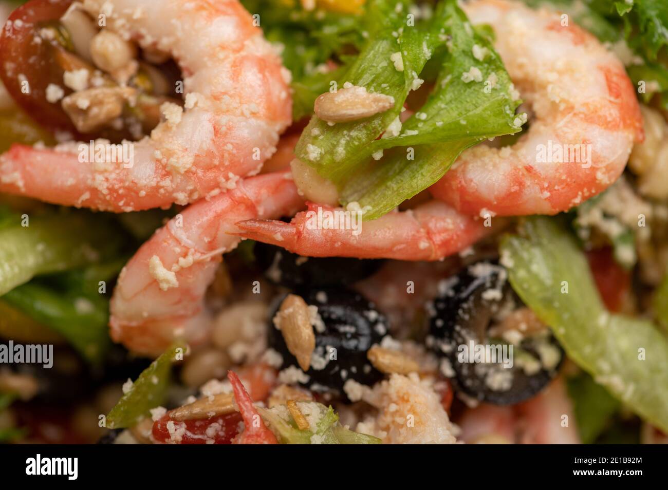 Insalata di verdure con gamberi e pinoli su un piatto. Cibo fatto in casa. Primo piano Foto Stock