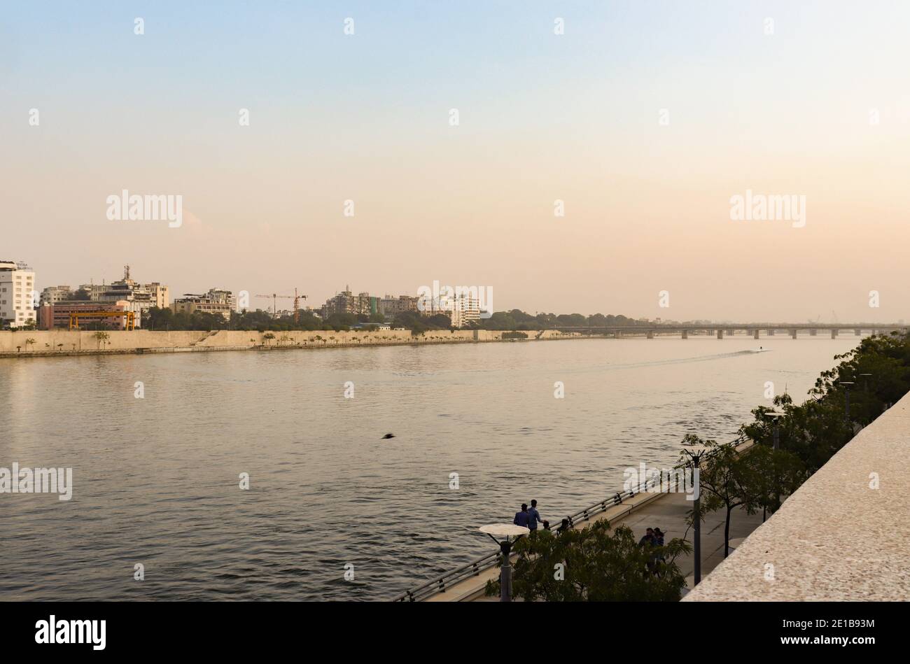 Una serata al fiume Sabarmati-Ahmedabad/India Foto Stock