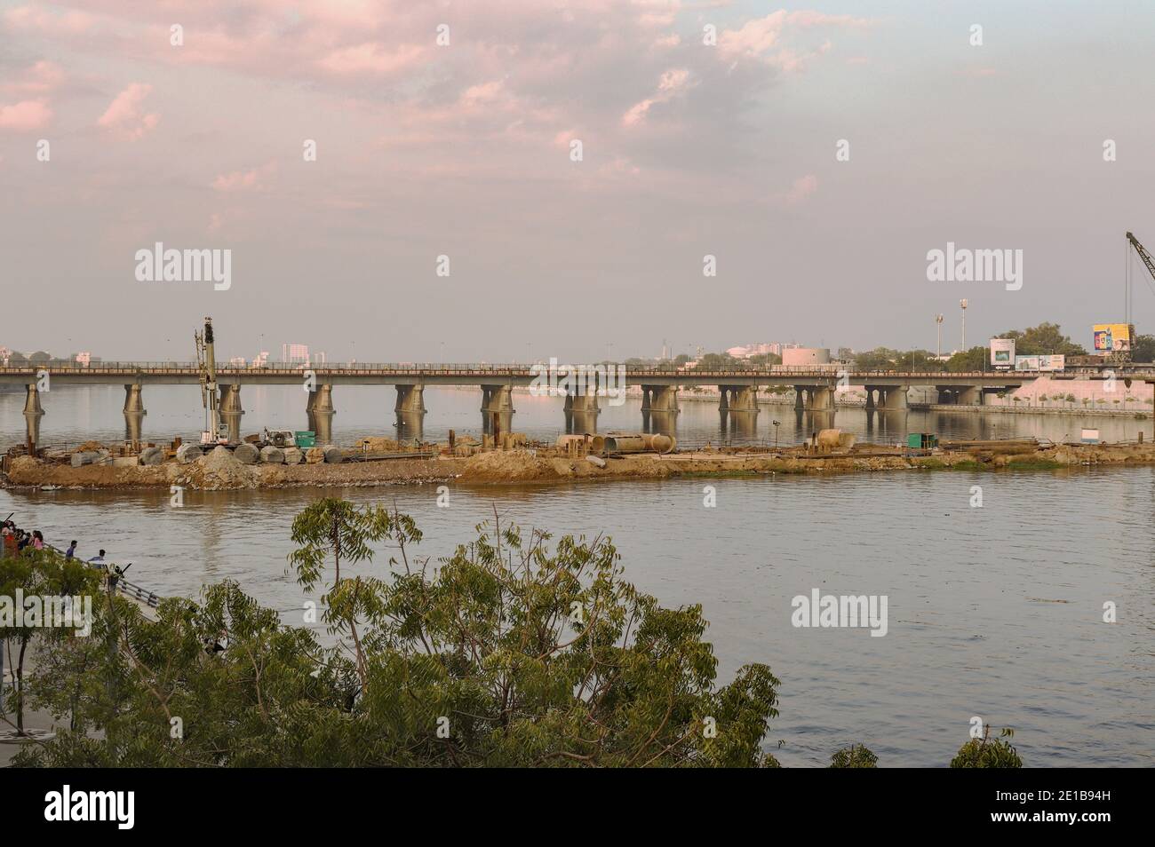 Una serata al fiume Sabarmati-Ahmedabad/India Foto Stock