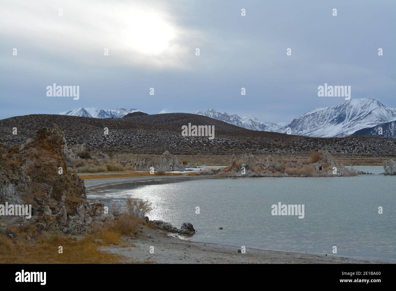 Bellissima riserva naturale di Mono Lake tufa nella California orientale in un freddo giorno di dicembre, pinnacoli di tufo al crepuscolo Foto Stock